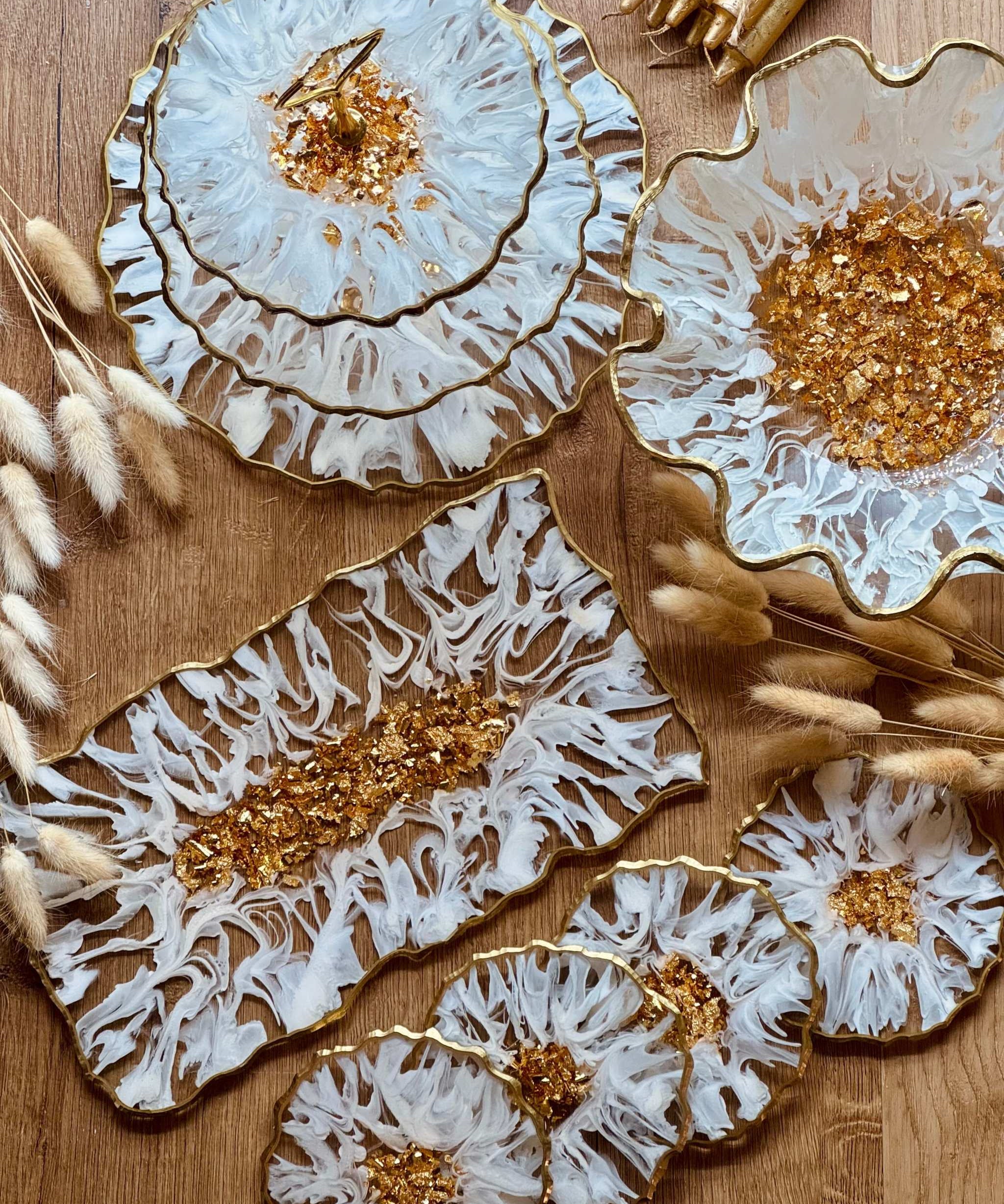 Elegantes handgefertigtes Deko Set aus Epoxidharz in Weiß-Gold mit 3D-Streifenstruktur, bestehend aus Etagere, Schale, Tablett und 4 Untersetzern.