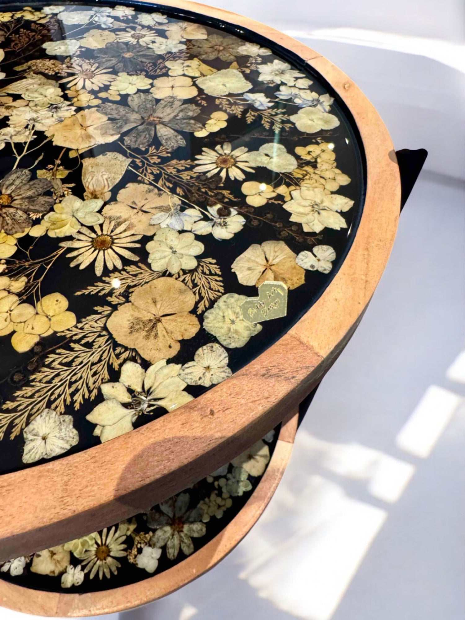 Epoxidharz Couchtisch mit Blumen in gedeckten Naturtönen, ideal für Boho-Einrichtung – stabiles Design mit doppelter Ablagefläche
