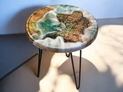 Epoxidharz Couchtisch mit Mangoholzplatte und kunstvoller Wellenstruktur – 40 cm Durchmesser, 45 cm hoch, stilvoll auf schwarzen Metallbeinen