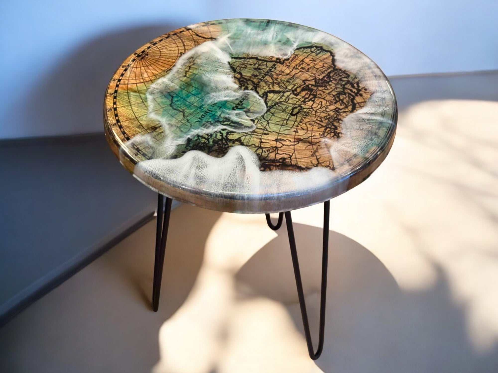 Epoxidharz Couchtisch mit Mangoholzplatte und kunstvoller Wellenstruktur – 40 cm Durchmesser, 45 cm hoch, stilvoll auf schwarzen Metallbeinen