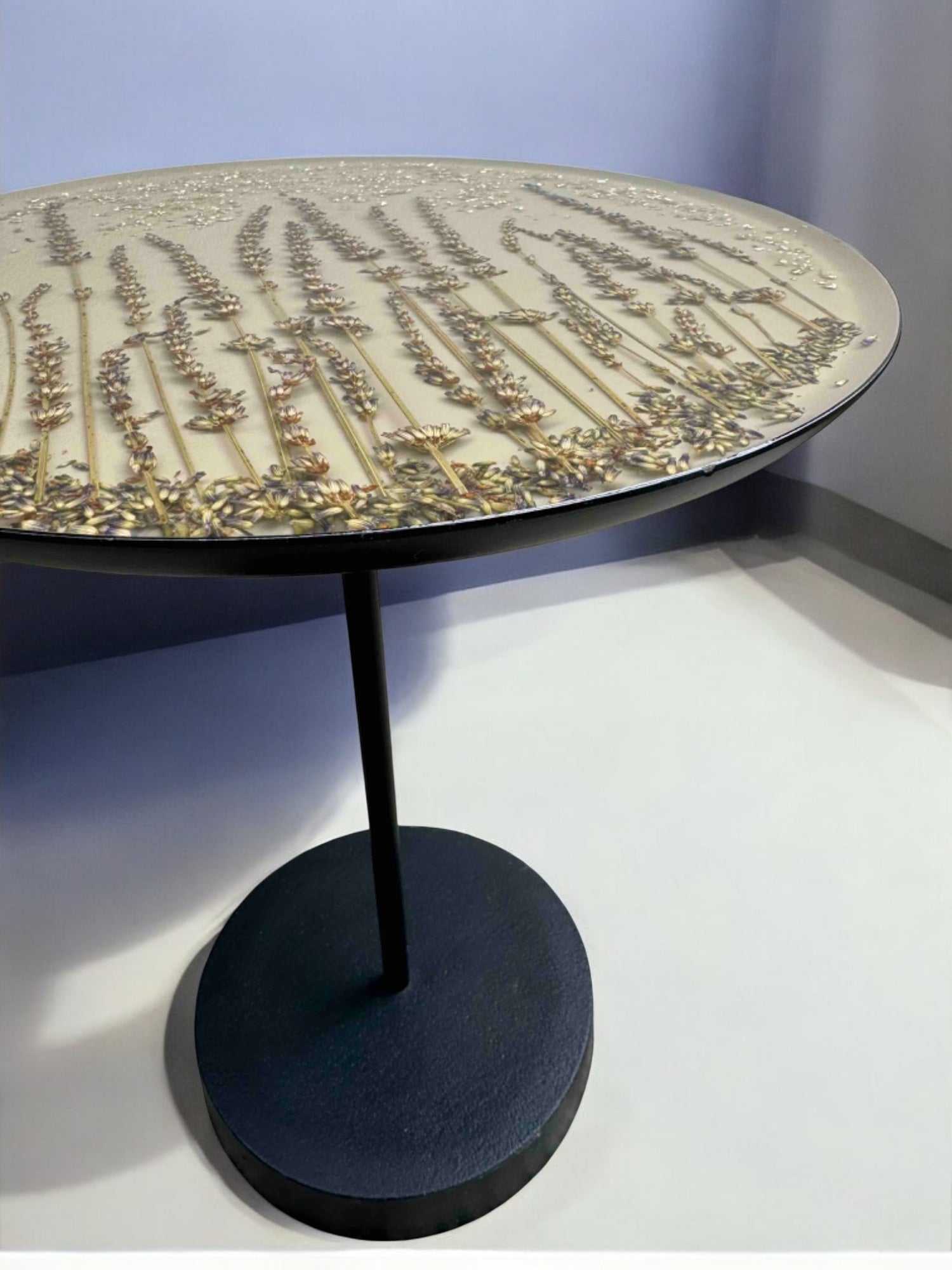 Epoxidharz Couchtisch mit echtem Lavendel und silbernen Steinen, rund, 33 cm Durchmesser, auf schwarzem Eisenfuß – handgefertigtes Naturdesign