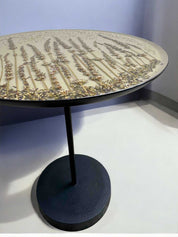 Epoxidharz Couchtisch mit echtem Lavendel und silbernen Steinen, rund, 33 cm Durchmesser, auf schwarzem Eisenfuß – handgefertigtes Naturdesign