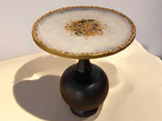Epoxidharz Couchtisch mit edler Komposition aus Weiß und Gold – runde Platte mit Glitzerrand, schwarzer Fuß, modern & harmonisch