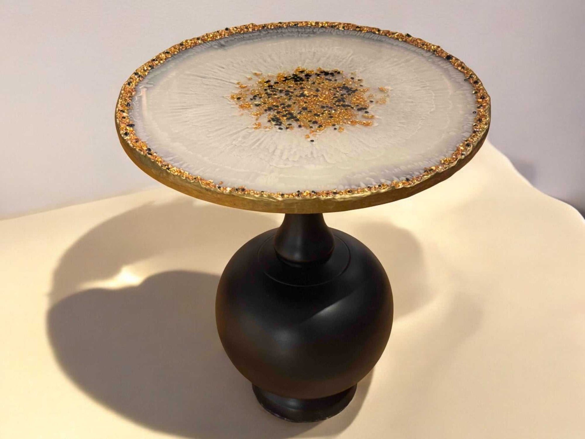 Epoxidharz Couchtisch mit edler Komposition aus Weiß und Gold – runde Platte mit Glitzerrand, schwarzer Fuß, modern & harmonisch
