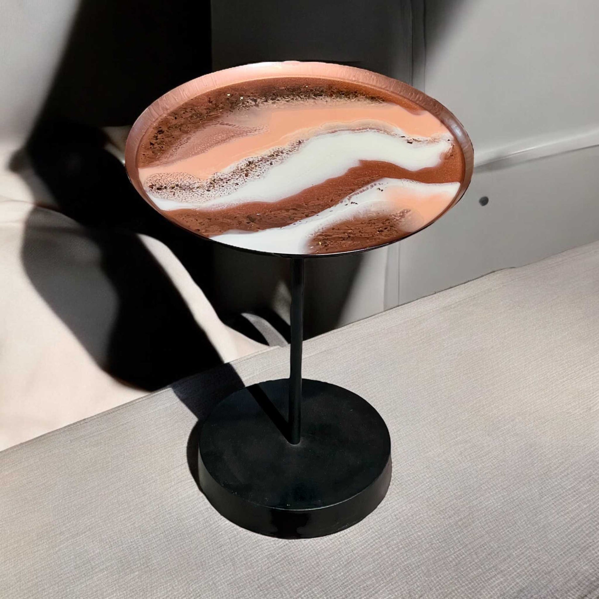 Epoxidharz Couchtisch mit einzigartiger Resin-Oberfläche, Kupfer- und Weißtöne kombiniert, langlebig und perfekt für stilvolle Räume.