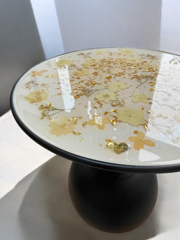 Epoxidharz Couchtisch mit Blattgold und cremeweißen Blumen – 36cm Durchmesser