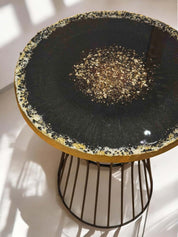 Epoxidharz Couchtisch mit goldenen Details auf glänzender schwarzer Oberfläche – 40 cm Durchmesser, 50 cm Höhe, handgefertigtes Unikat