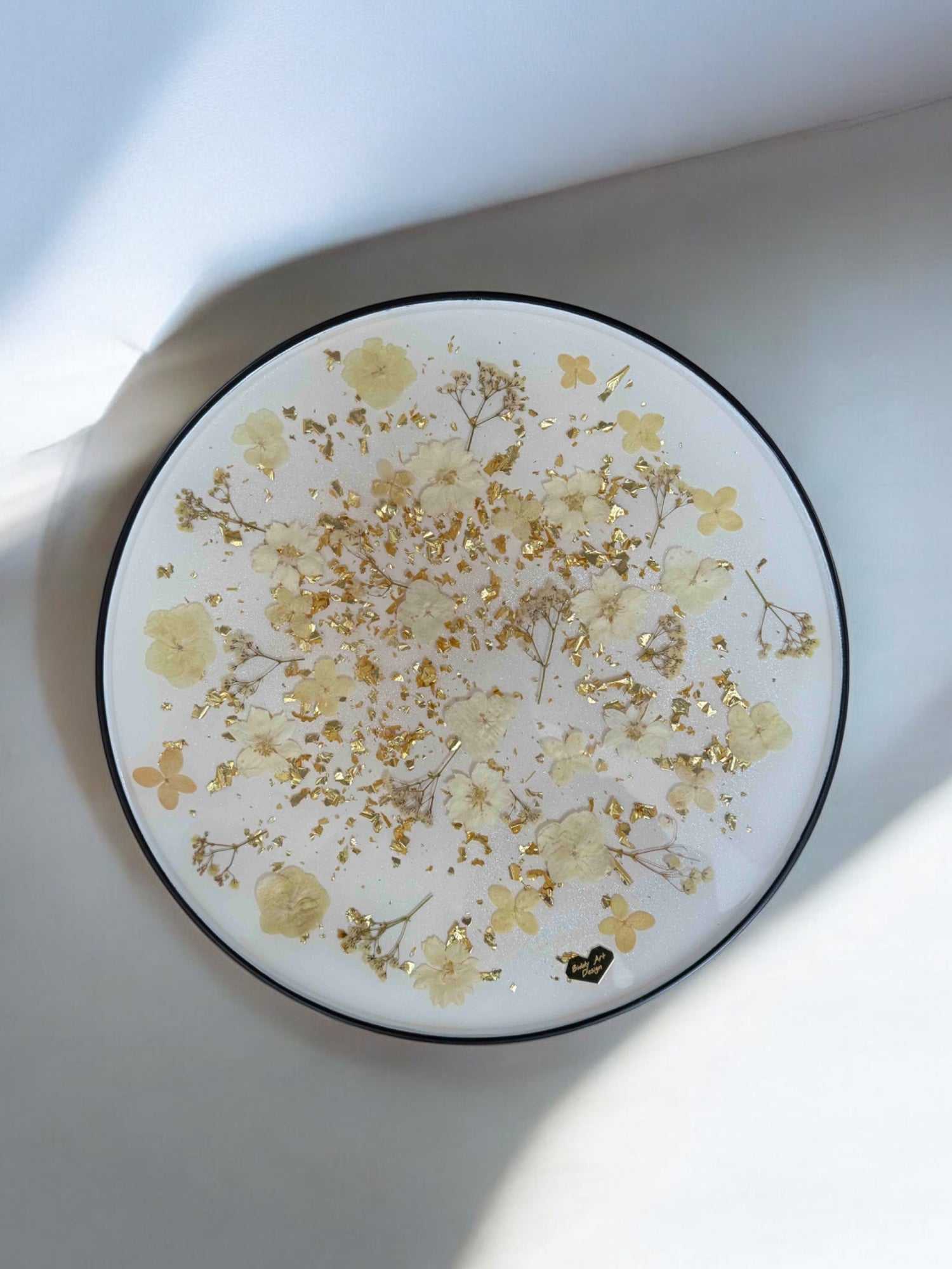 Epoxidharz Couchtisch mit harmonischer Farbgebung in Weiß und Gold – runde Tischplatte mit natürlicher Eleganz, schwarzer Standfuß