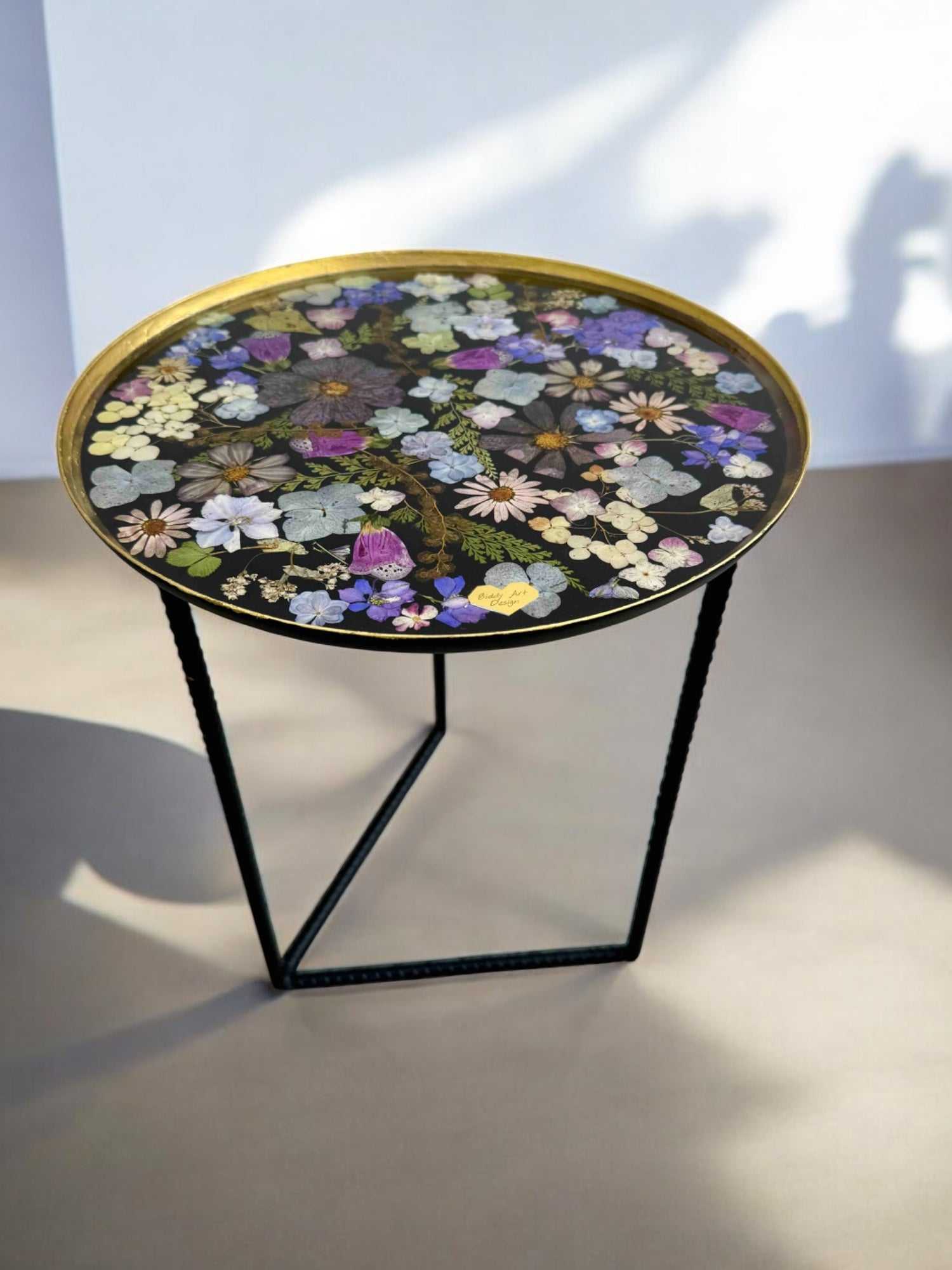 Epoxidharz Couchtisch mit metallischer Struktur und floraler Platte – echtes Blütenmeer unter transparentem Harz, perfekt fürs Wohnzimmer