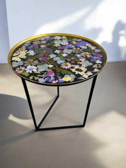 Epoxidharz Couchtisch mit metallischer Struktur und floraler Platte – echtes Blütenmeer unter transparentem Harz, perfekt fürs Wohnzimmer