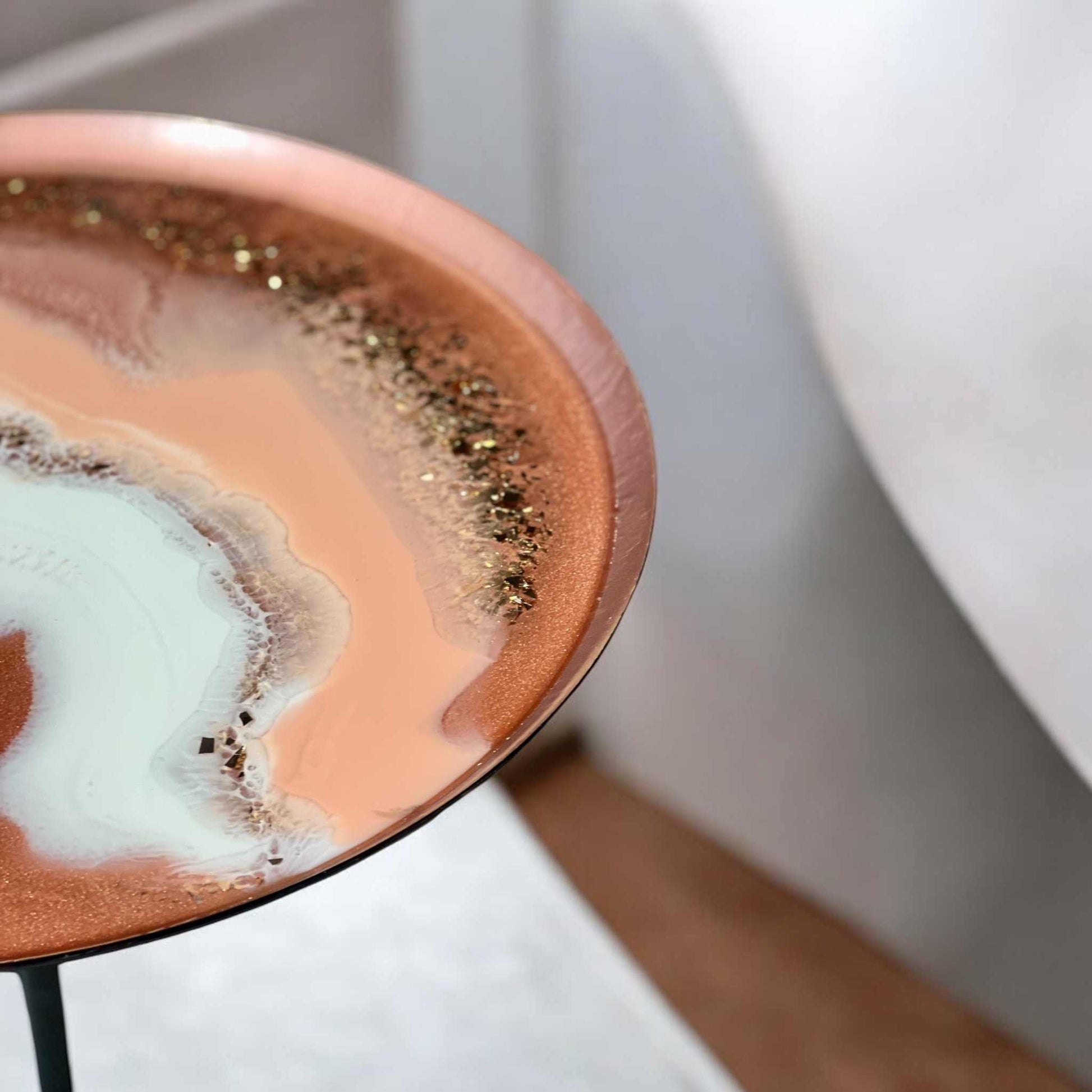 Epoxidharz Couchtisch mit moderner Resin-Oberfläche in Kupferoptik, handgefertigt und hitzebeständig, ein Unikat für individuelle Einrichtung.