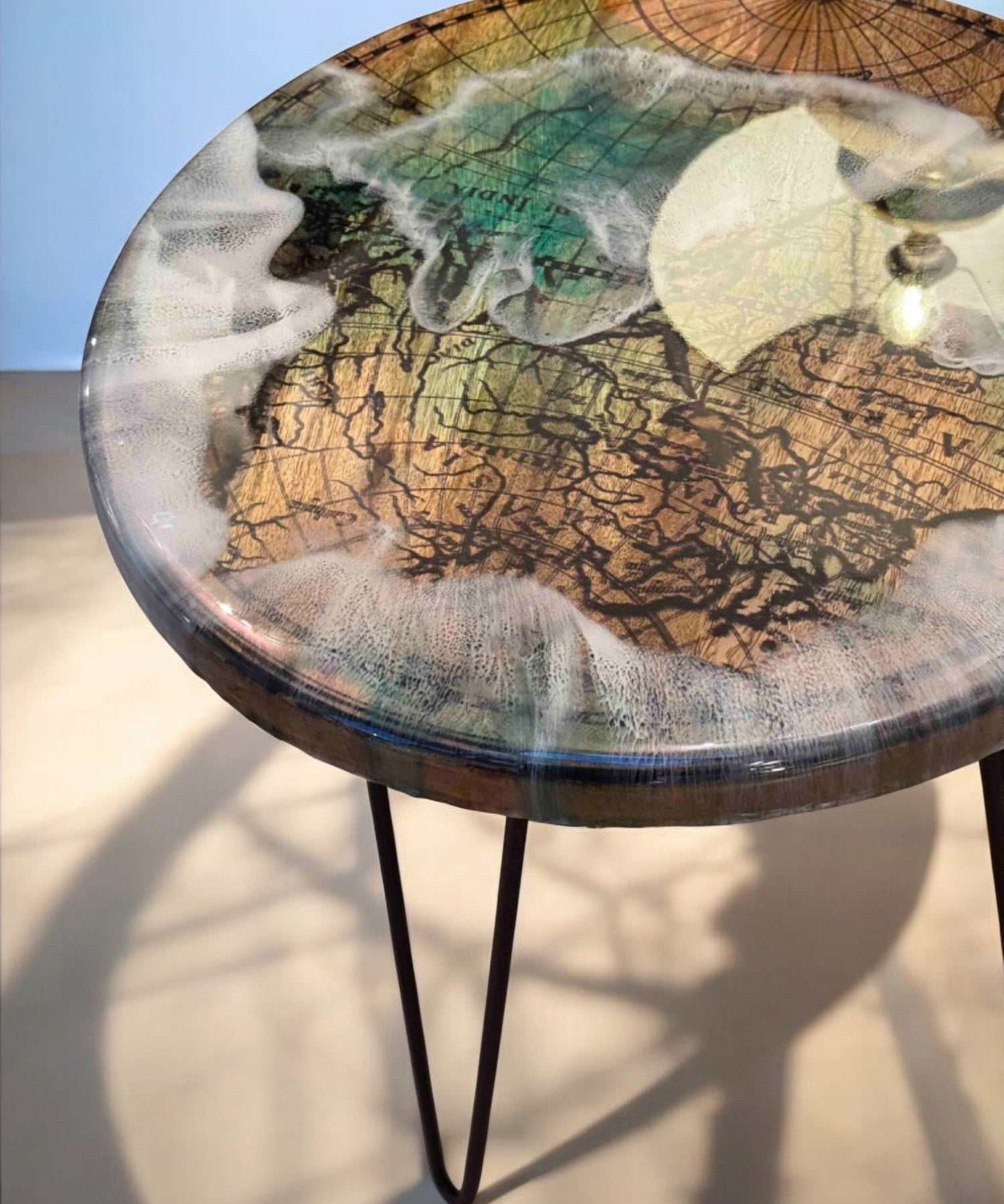 Epoxidharz Couchtisch mit runder Mangoholzplatte, veredelt mit Resin-Wellen in Wasseroptik – perfekt für Wohnzimmer mit Statement