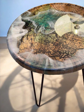 Epoxidharz Couchtisch mit runder Mangoholzplatte, veredelt mit Resin-Wellen in Wasseroptik – perfekt für Wohnzimmer mit Statement
