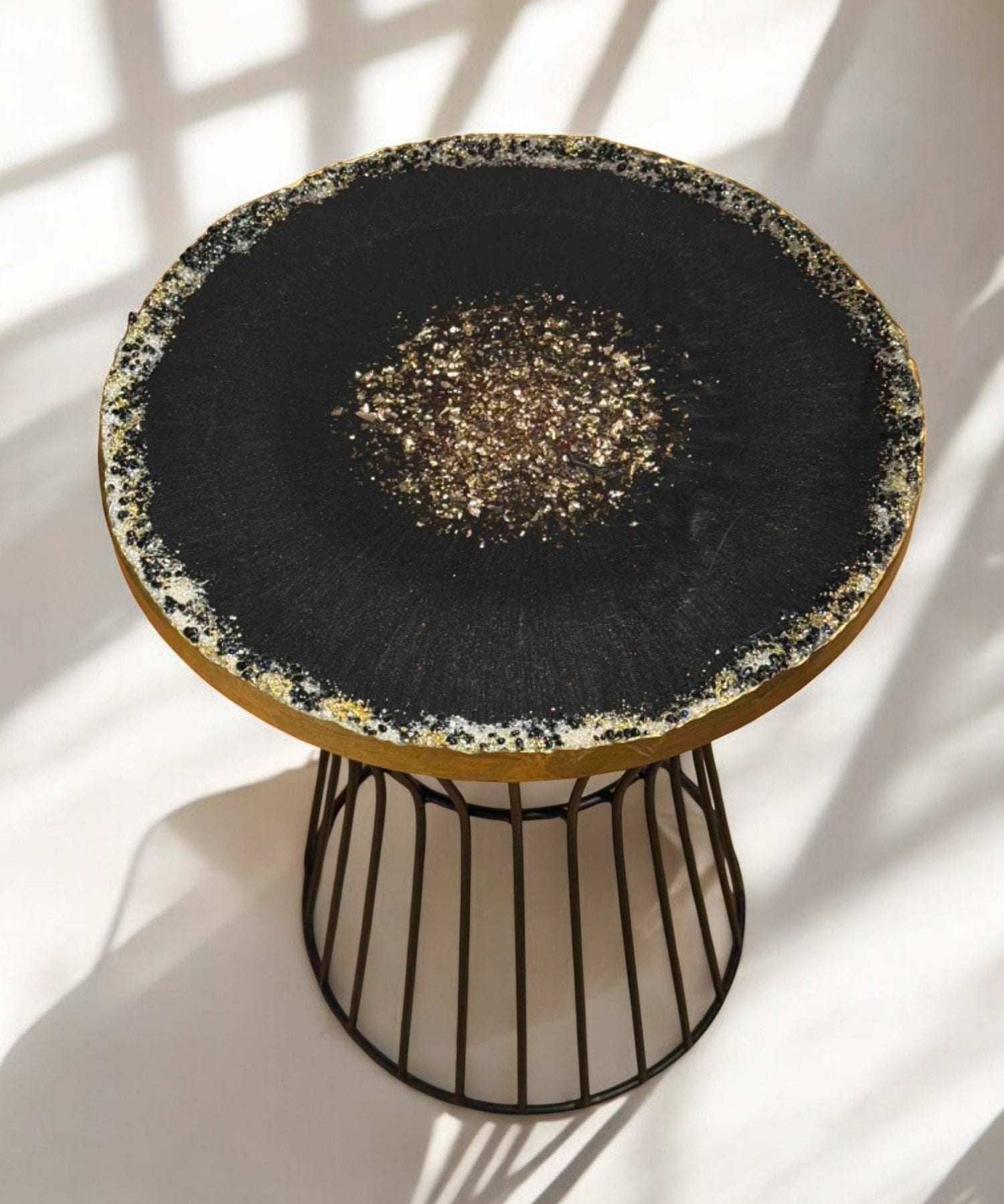 Schwarzer Epoxidharz Couchtisch mit funkelnder Glitzerveredelung – stilvolles Highlight für moderne Räume, 40 cm rund
