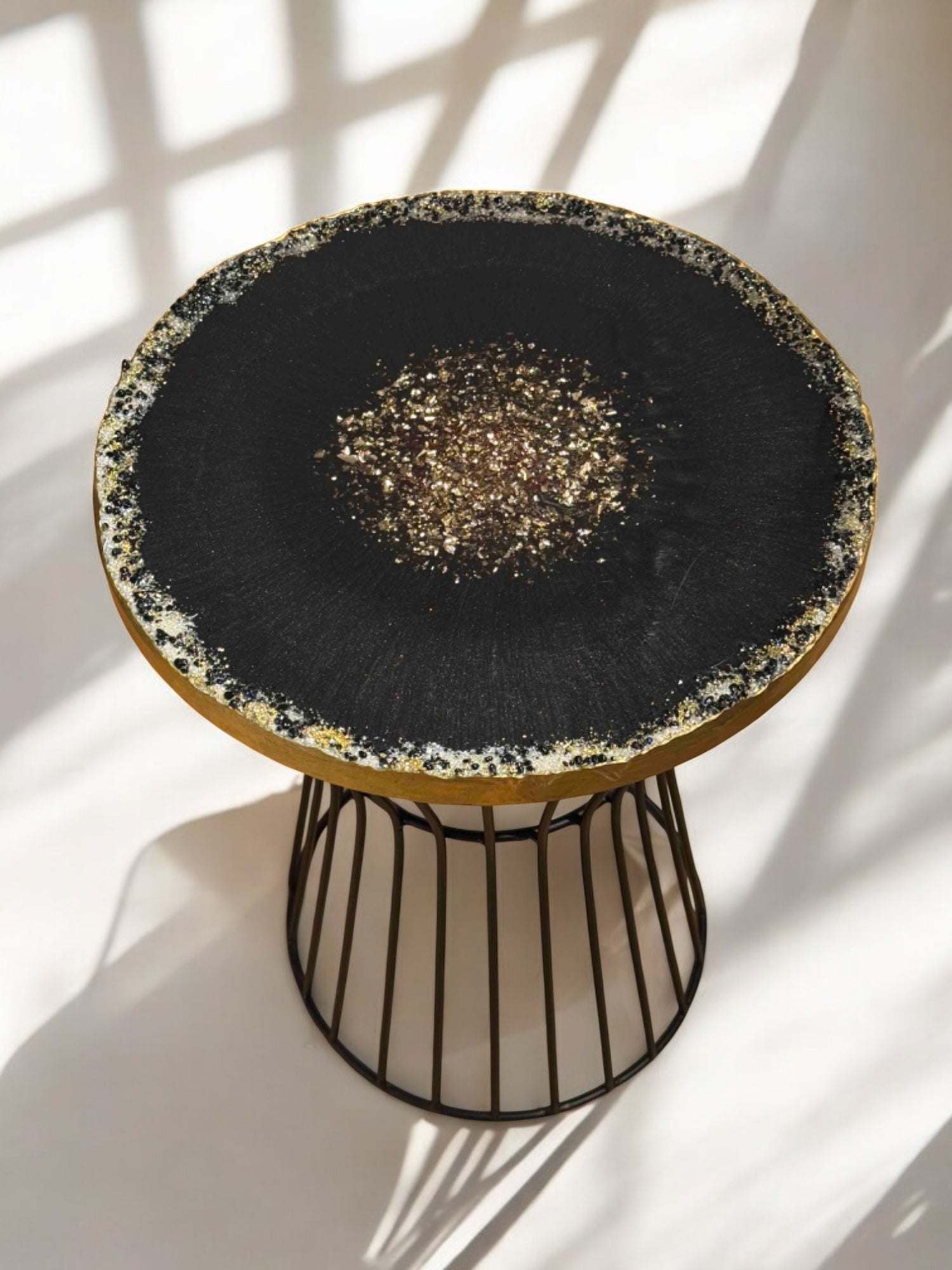 Schwarzer Epoxidharz Couchtisch mit funkelnder Glitzerveredelung – stilvolles Highlight für moderne Räume, 40 cm rund
