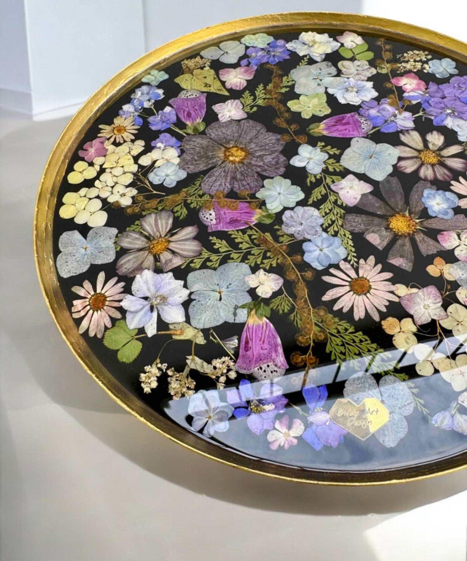 Epoxidharz Couchtisch mit unzähligen echten Blüten in kräftigen Farben – runde Metallplatte mit schwarzem Gestell, dekorativ und einzigartig
