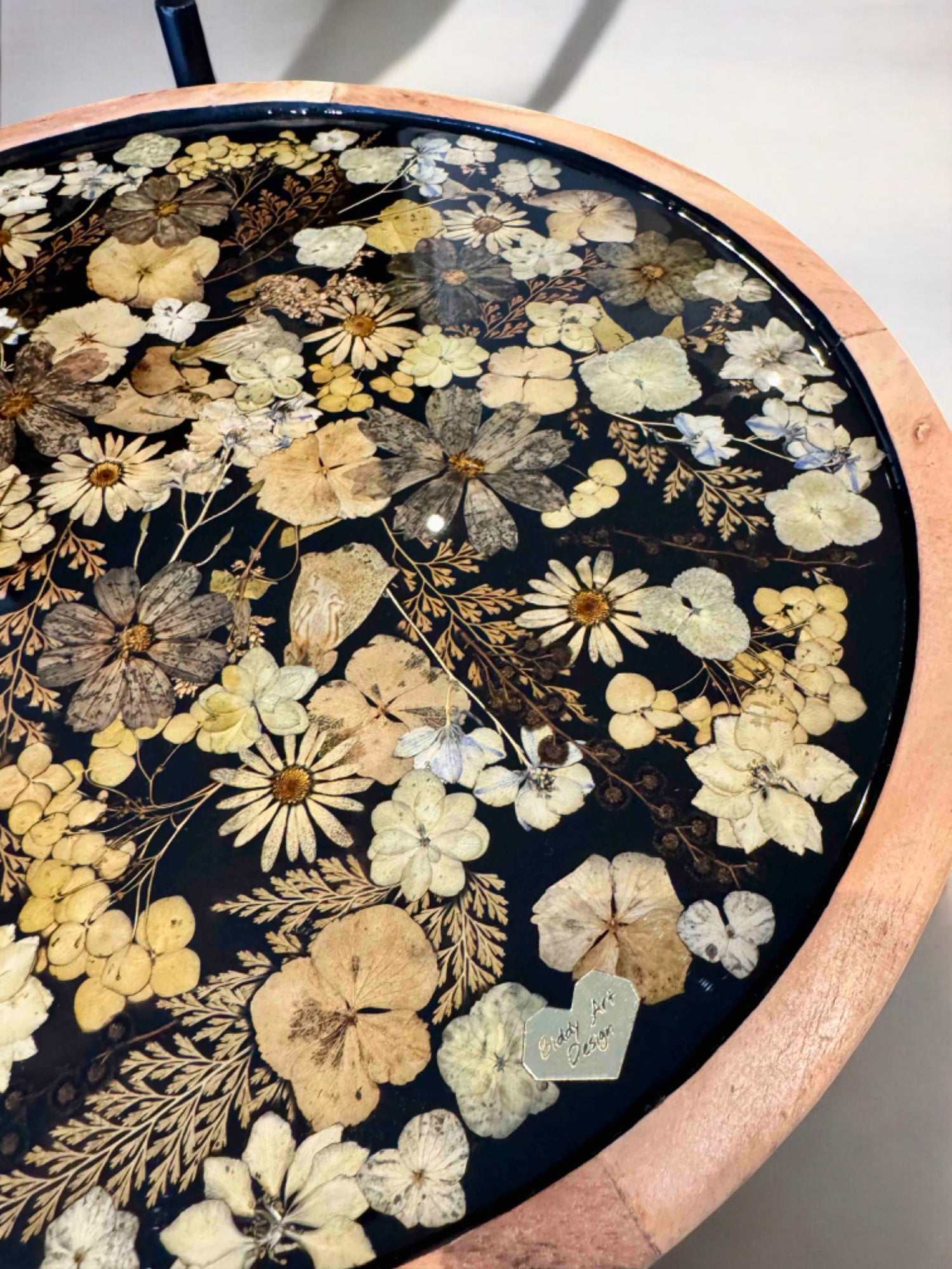 Epoxidharz Couchtisch mit zwei Etagen aus hellem Mangoholz – Blumentabletts in Resin veredelt, stabiler schwarzer Rahmen, Boho-Style