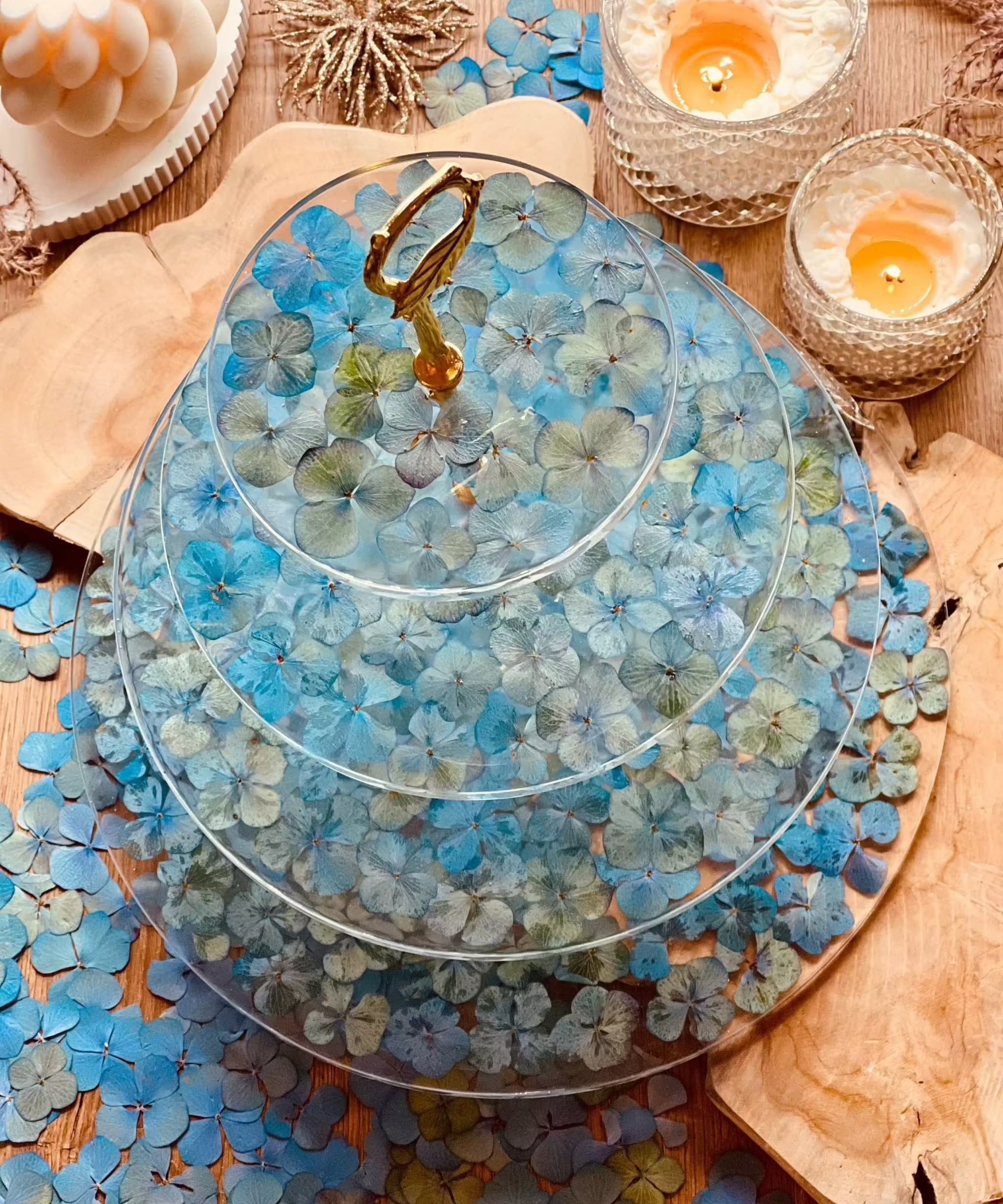Exklusive große Resin Etagere mit vier Ebenen, verziert mit blauen Hortensien. Perfekte handgefertigte Tischdekoration für besondere Anlässe.Epoxidharz Etagere Kuchenstaender 4 stoeckig mit blauer Bluetenpracht