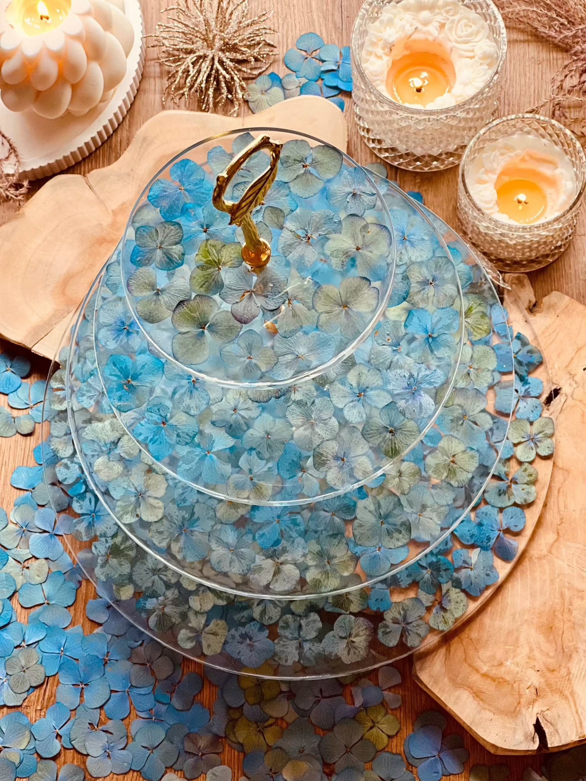 Exklusive große Resin Etagere mit vier Ebenen, verziert mit blauen Hortensien. Perfekte handgefertigte Tischdekoration für besondere Anlässe.Epoxidharz Etagere Kuchenstaender 4 stoeckig mit blauer Bluetenpracht