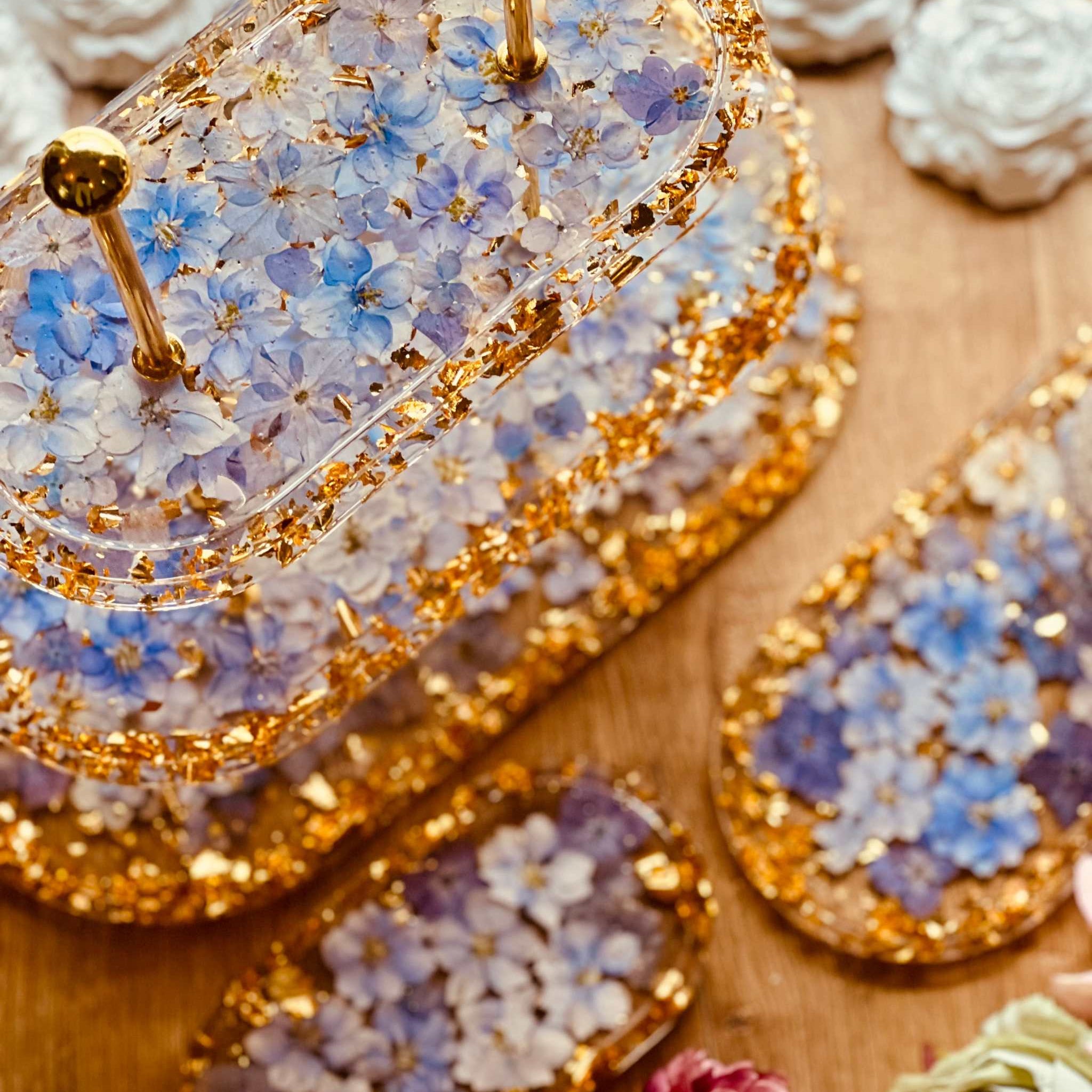Edle 3-stöckige ovale Resin Etagere mit violetten Blüten und Blattgold – handgefertigt und perfekt als stilvolle Tischdeko oder Geschenkidee.Epoxidharz Etagere Kuchenstaender Blumenmix in Violett mit Goldakzent