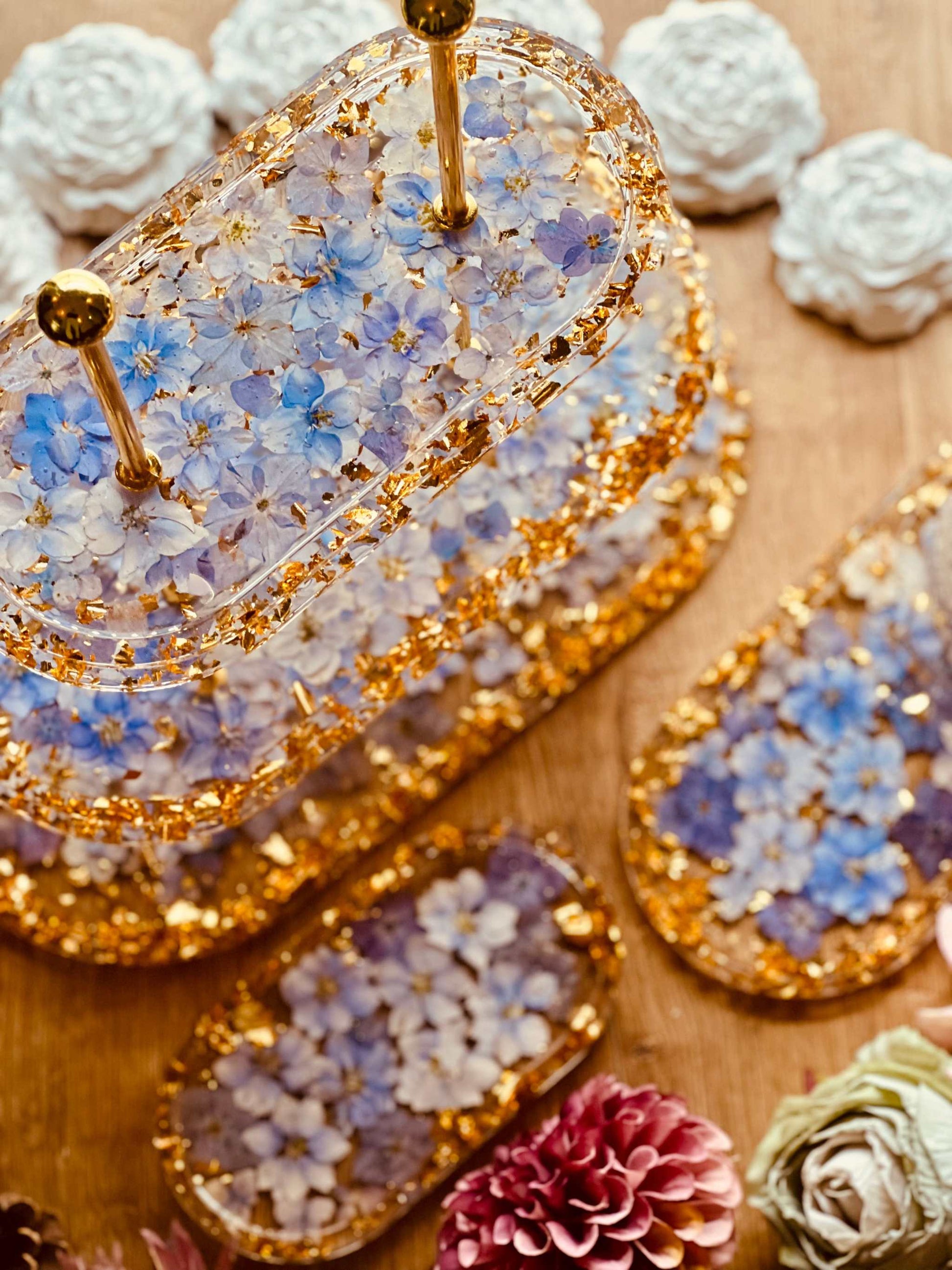 Edle 3-stöckige ovale Resin Etagere mit violetten Blüten und Blattgold – handgefertigt und perfekt als stilvolle Tischdeko oder Geschenkidee.Epoxidharz Etagere Kuchenstaender Blumenmix in Violett mit Goldakzent
