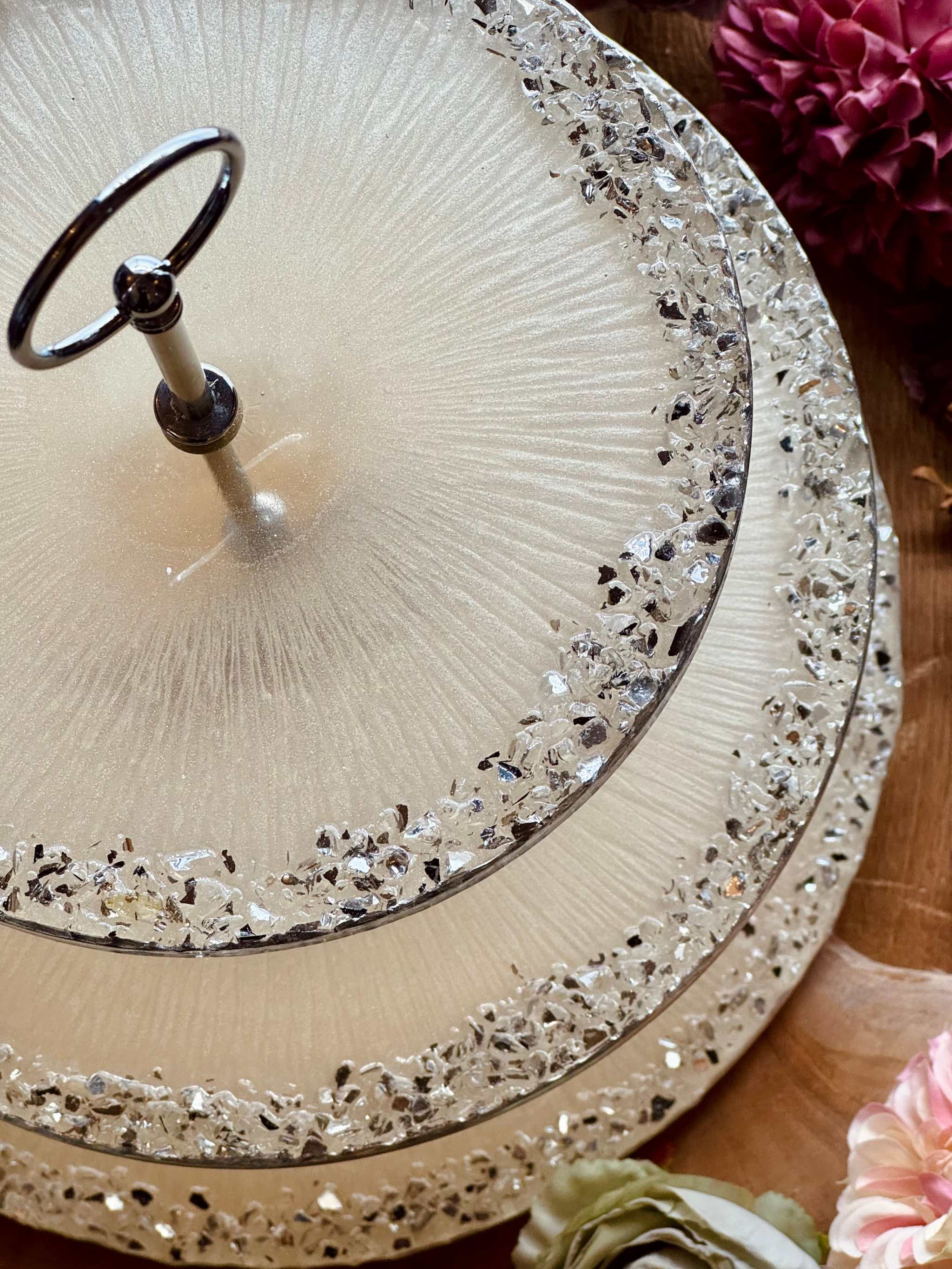 Handgemachte Etagere aus Resin in Creme mit glitzernden Steinen und silbernen Verzierungen. Perfekt als Geschenk oder Dekoration.  Epoxidharz Etagere Kuchenstaender Creme mit funkelnden Silberakzenten
