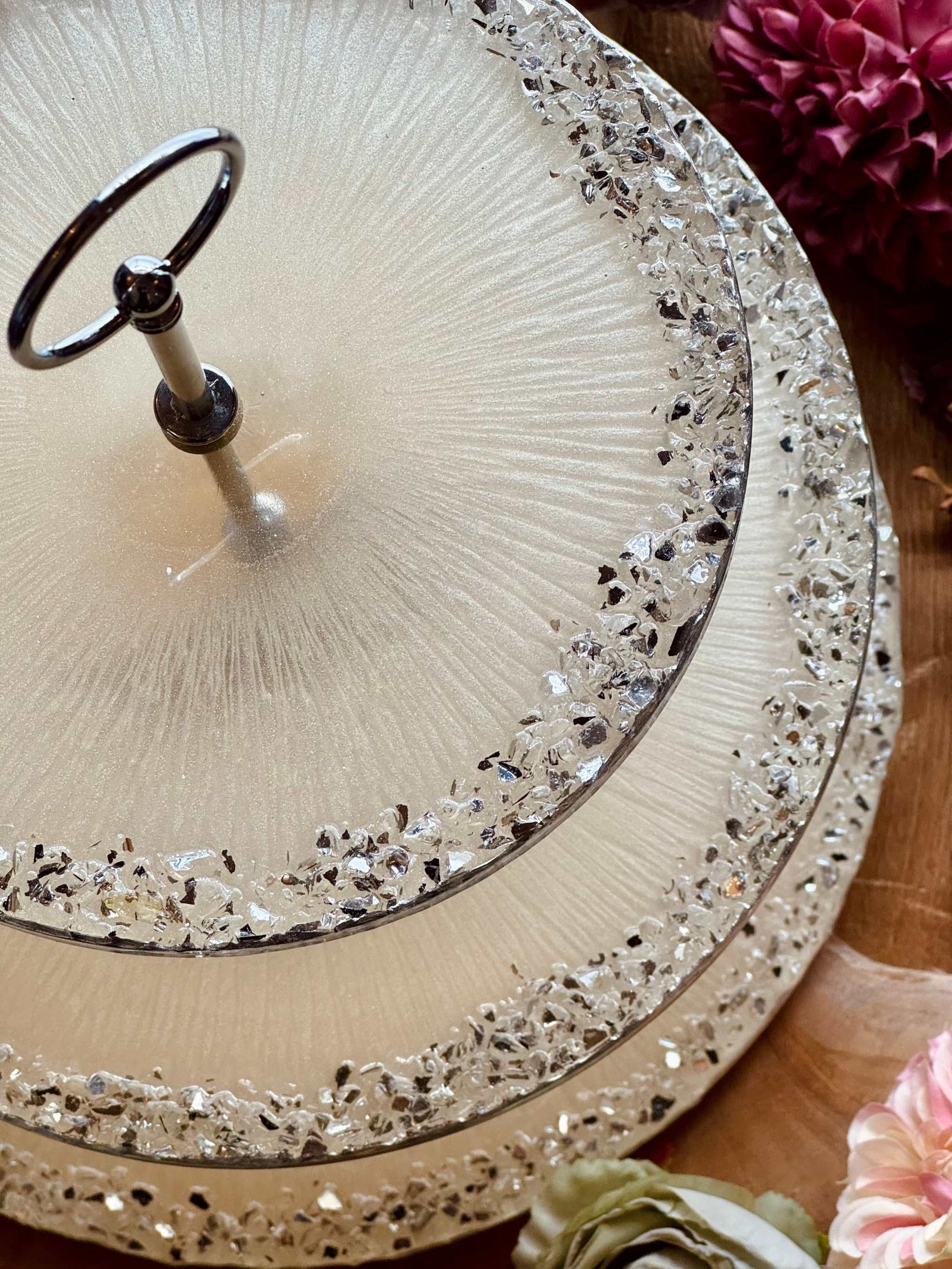 Handgemachte Etagere aus Resin in Creme mit glitzernden Steinen und silbernen Verzierungen. Perfekt als Geschenk oder Dekoration.  Epoxidharz Etagere Kuchenstaender Creme mit funkelnden Silberakzenten