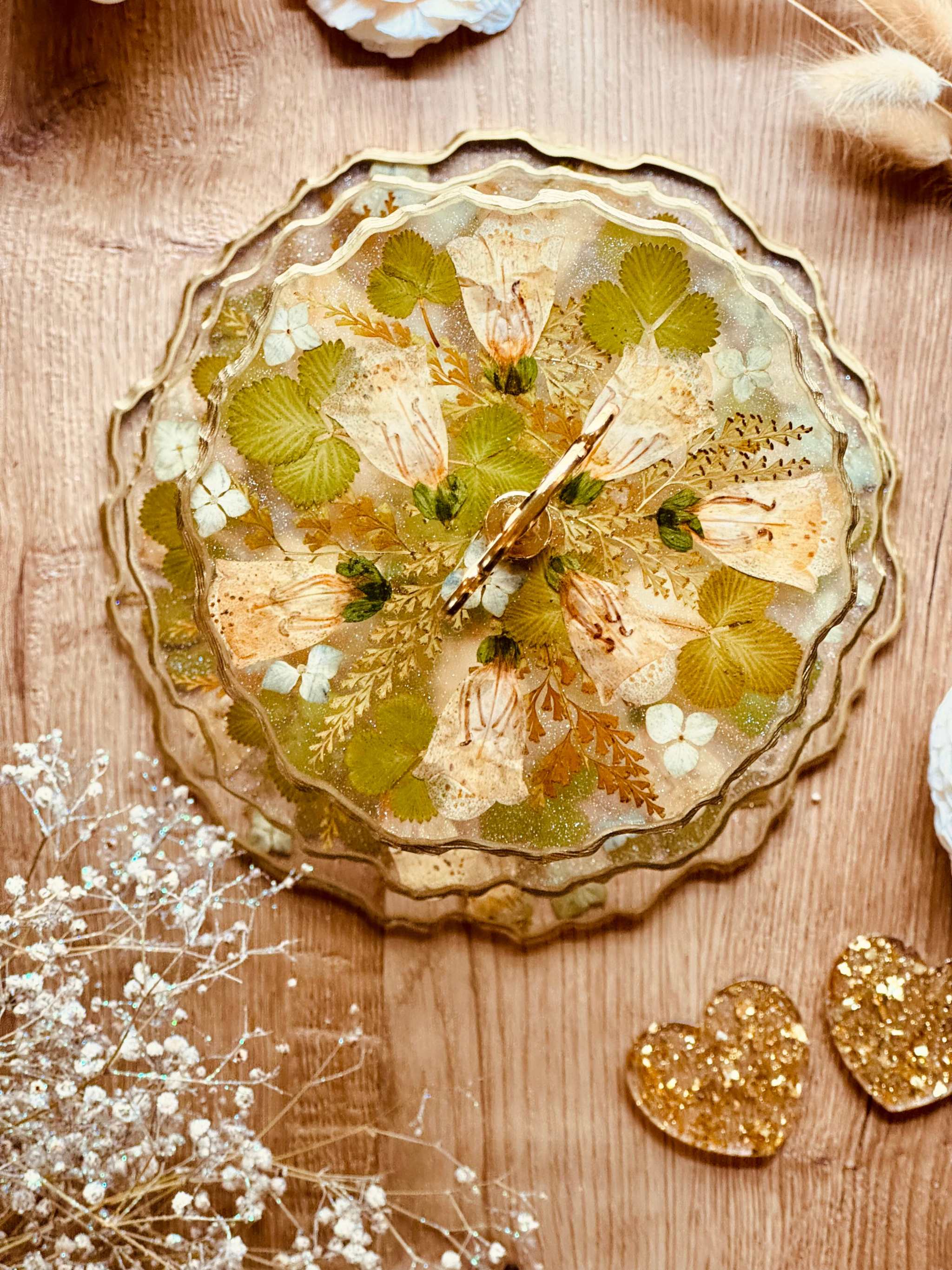 Besondere Epoxidharz Etagere mit zarten Blüten und Blattgold – ein stilvoller Kuchenständer mit Fingerhut und Erdbeerblättern für edle Anlässe