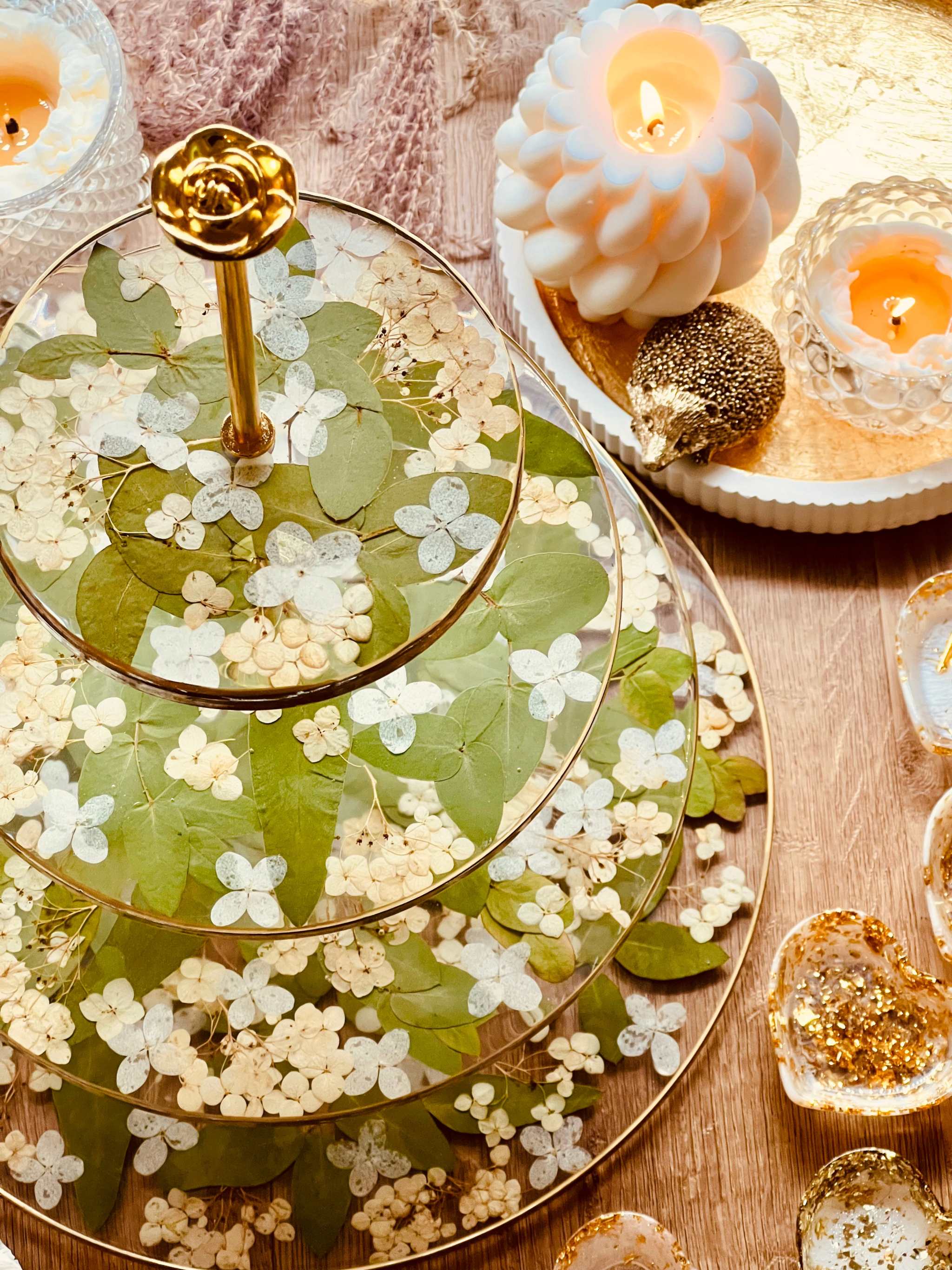 Einzigartige große XXL Resin Etagere, geschmückt mit natürlichen Hortensien und Eukalyptus. Edle goldene Details für ein luxuriöses Ambiente.Epoxidharz Etagere Kuchenstaender Grossformat mit Eukalyptus und Gold