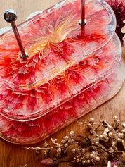 Rote transparente ovale Resin Etagere, handgefertigt, 3-stöckig – perfekte Kombination aus Eleganz und Funktionalität für Dekoration und Geschenke. Epoxidharz Etagere Kuchenstaender Kunstoptik mit Rot Weiss und Gelb