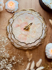 Rosa Rosenblätter und goldene Akzente vereinen sich in dieser Epoxidharz Etagere aus Epoxidharz – ein wunderschöner Kuchenständer