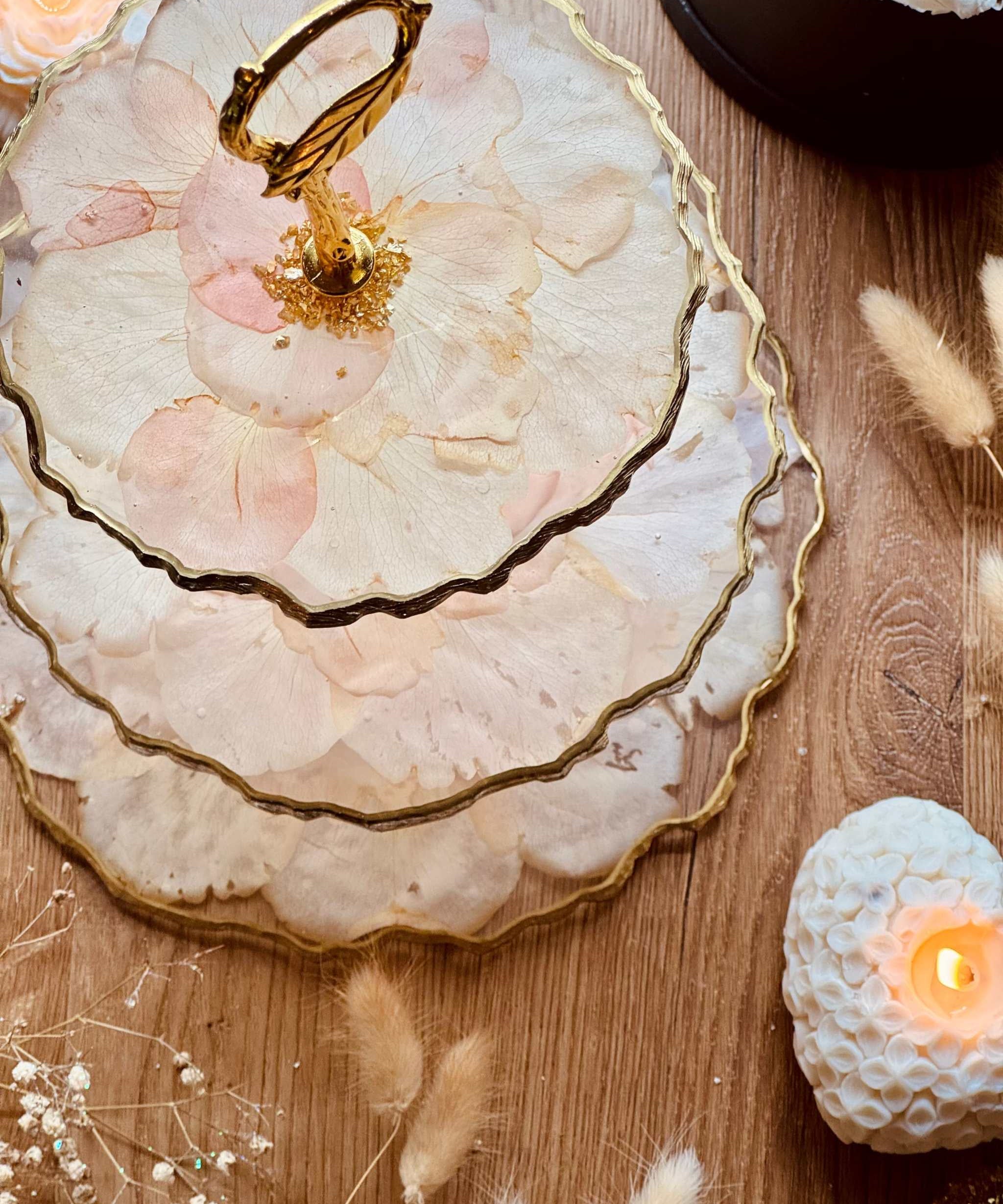 Handgefertigte Epoxidharz Etagere mit zarten rosa Rosenblättern in Epoxidharz und glänzenden Goldakzenten – ein eleganter Kuchenständer