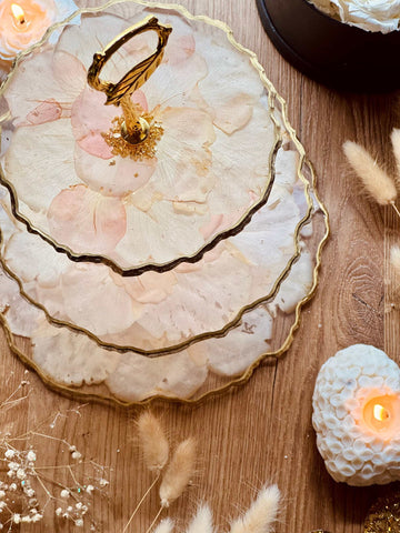 Etagere aus Epoxidharz mit getrockneten rosa Rosen und Gold