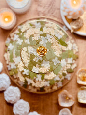 4-stöckige große Etagere aus Resin, verziert mit goldenen Akzenten, Eukalyptusblättern und natürlichen Hortensien. Perfekte Deko oder Geschenkidee.Epoxidharz Etagere Kuchenstaender Unikat in XXL mit floralen Details