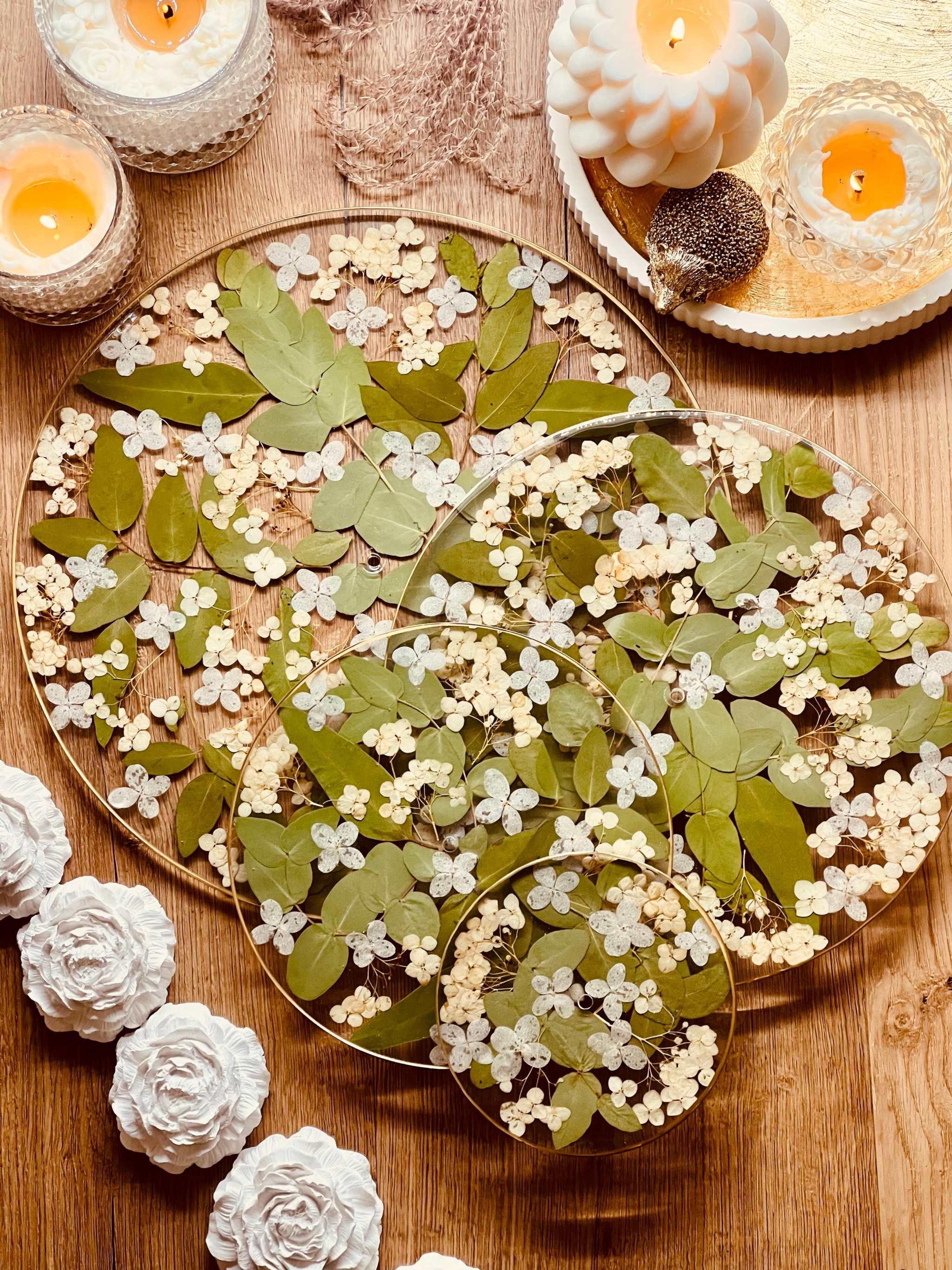 Luxuriöse große Etagere mit 4 Ebenen, verziert mit goldenen Details, Eukalyptusblättern und Hortensien in Naturtönen. Handgefertigte Resin Kunst.Epoxidharz Etagere Kuchenstaender Vier Ebenen mit Hortensien und Gold