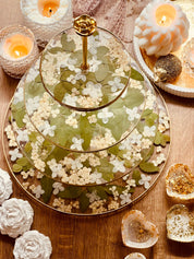 Exklusive große XXL Etagere mit 4 Ebenen, dekoriert mit natürlichen Hortensien und Eukalyptus sowie goldenen Akzenten. Handgefertigte Resin Dekoration.Epoxidharz Etagere Kuchenstaender XXL mit Hortensien und Eukalyptus