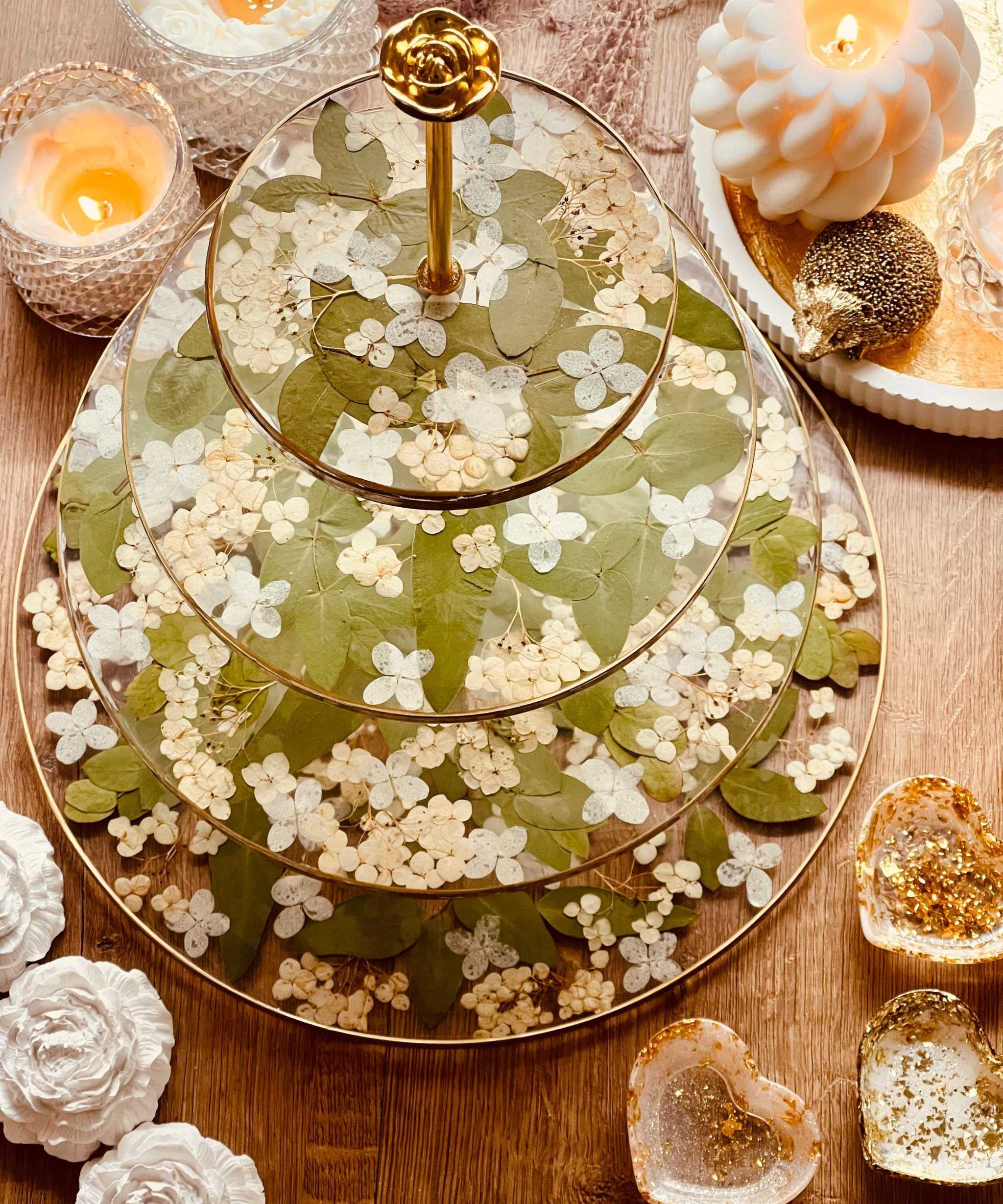 Exklusive große XXL Etagere mit 4 Ebenen, dekoriert mit natürlichen Hortensien und Eukalyptus sowie goldenen Akzenten. Handgefertigte Resin Dekoration.Epoxidharz Etagere Kuchenstaender XXL mit Hortensien und Eukalyptus
