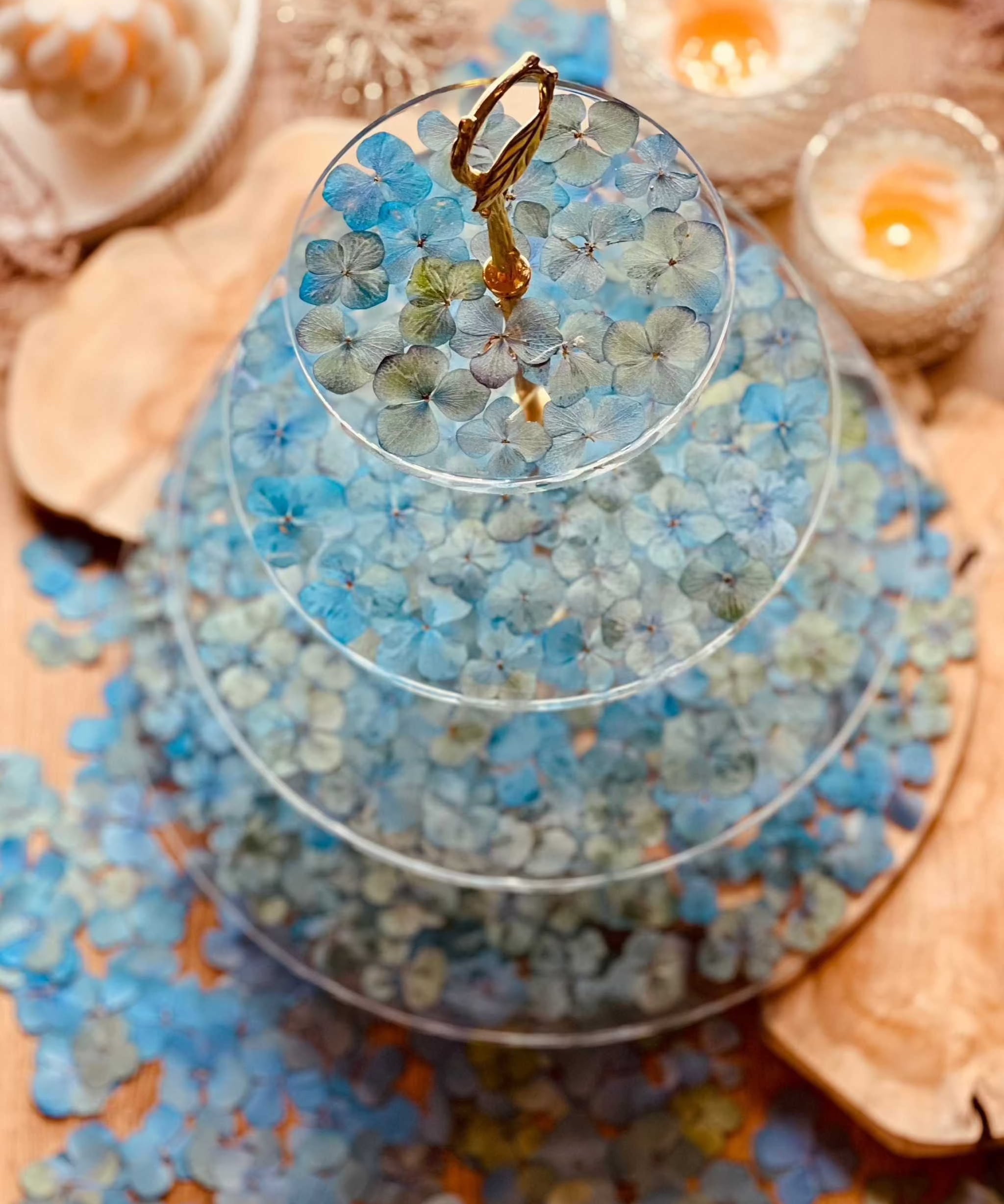 Exklusive große XXL Resin Etagere mit vier Ebenen, verziert mit blauen Hortensien. Perfekte handgefertigte Tischdekoration für besondere Anlässe.Epoxidharz Etagere Kuchenstaender XXL mit blauen Hortensien und Gold