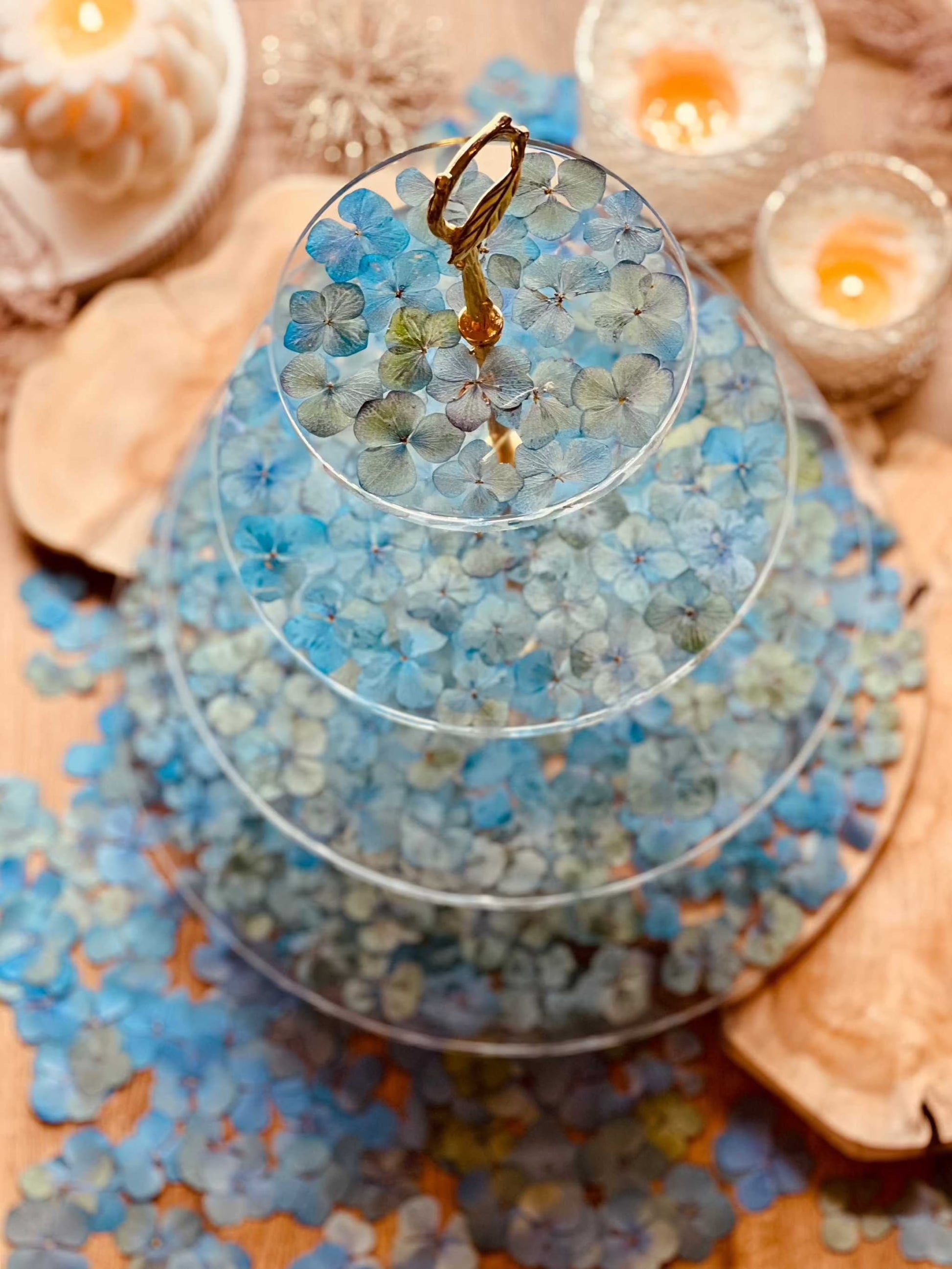 Exklusive große XXL Resin Etagere mit vier Ebenen, verziert mit blauen Hortensien. Perfekte handgefertigte Tischdekoration für besondere Anlässe.Epoxidharz Etagere Kuchenstaender XXL mit blauen Hortensien und Gold