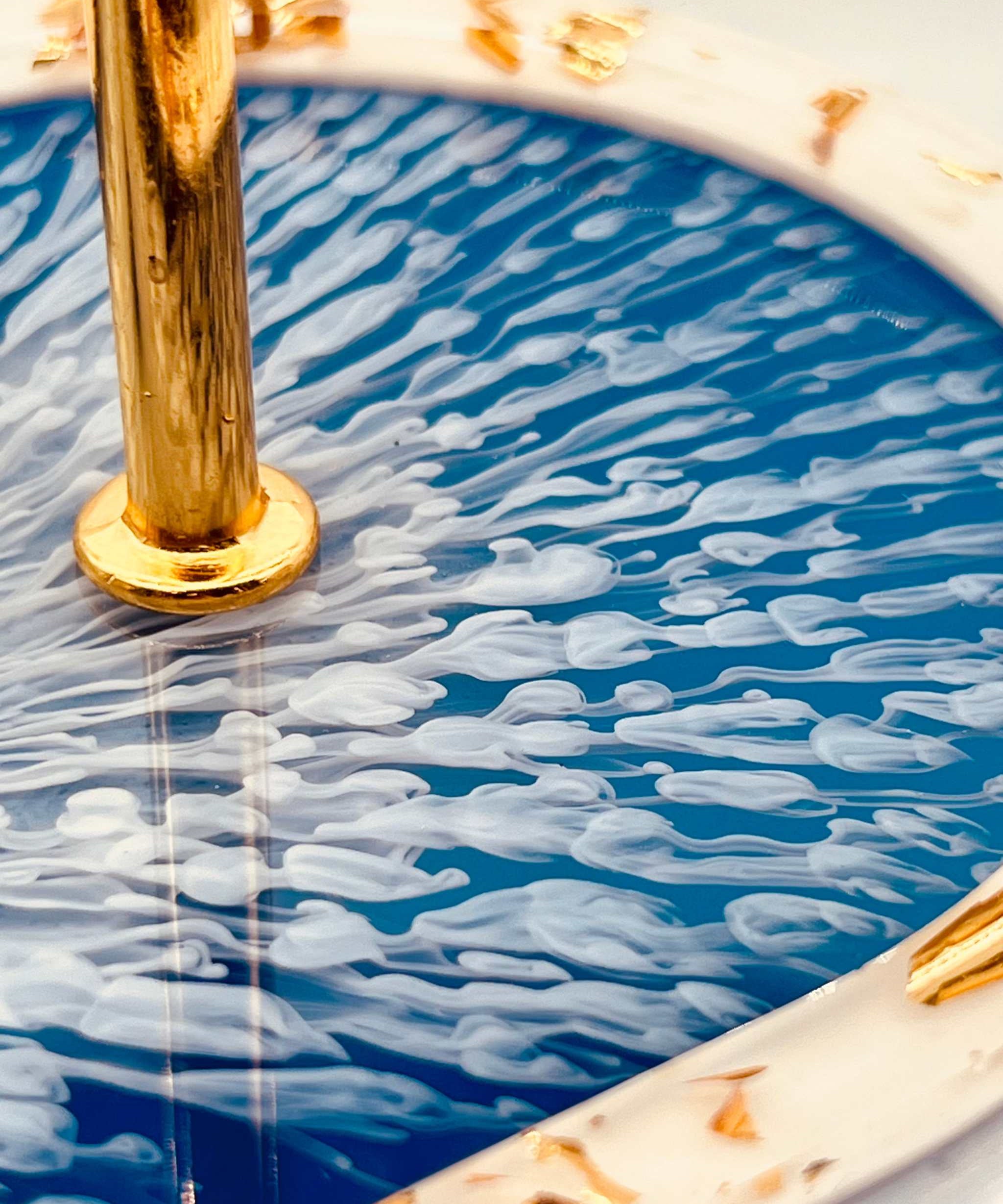 Elegante 3-stöckige Resin Etagere in Blau-Weiß mit goldenen Akzenten, handgefertigt und perfekt als Servierplatte oder Geschenkidee.Epoxidharz Etagere Kuchenstaender aufwendiges Design Blau Weiss Gold