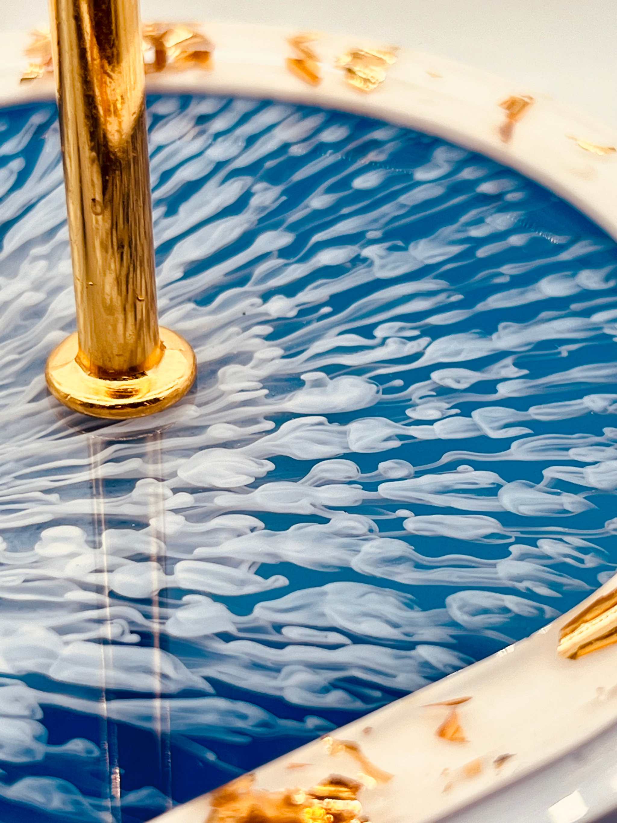 Elegante 3-stöckige Resin Etagere in Blau-Weiß mit goldenen Akzenten, handgefertigt und perfekt als Servierplatte oder Geschenkidee.Epoxidharz Etagere Kuchenstaender aufwendiges Design Blau Weiss Gold