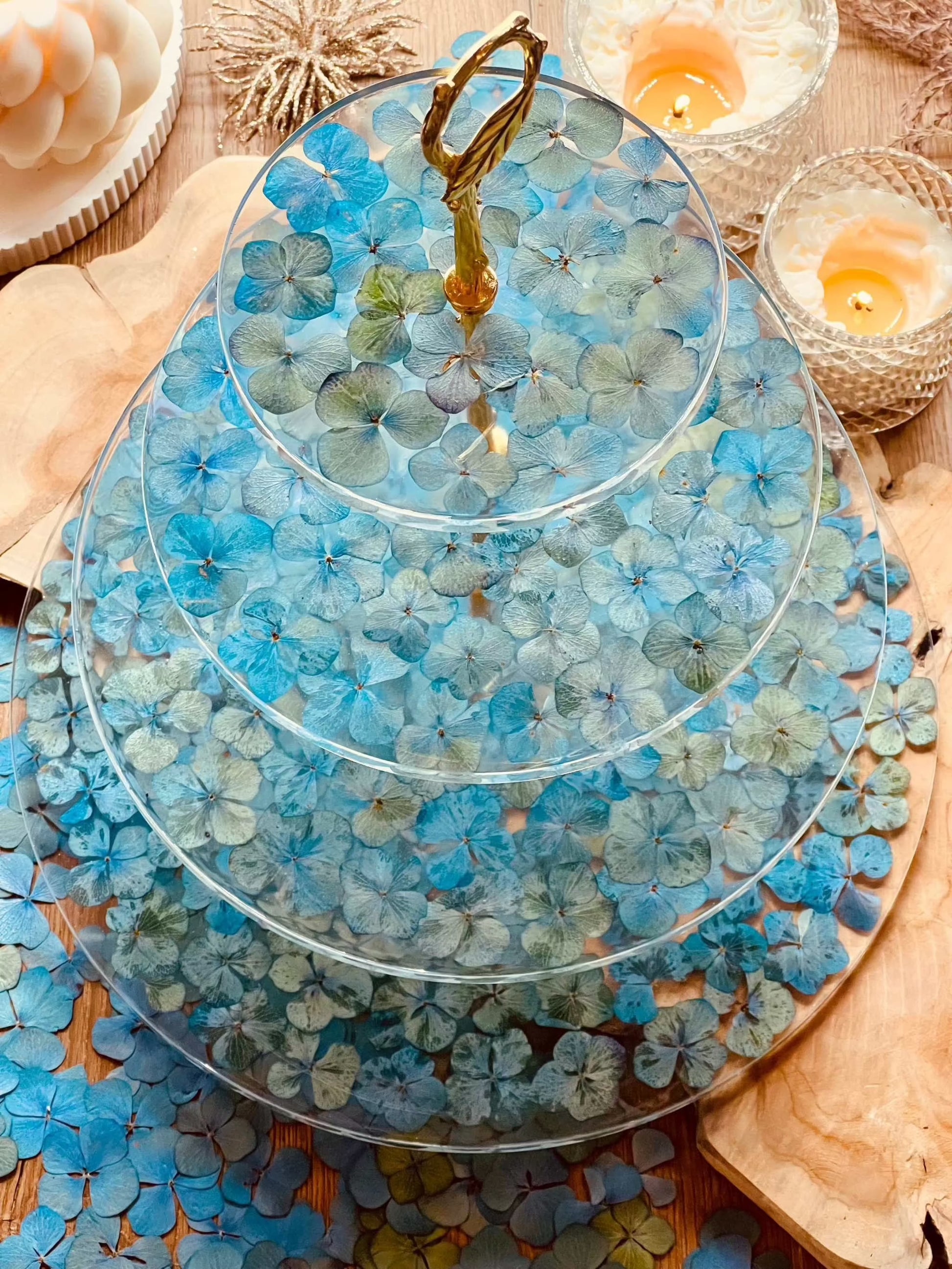 Luxuriöse große Etagere aus hochwertigem Resin mit vier Ebenen, geschmückt mit blauen Hortensienblüten. Perfekt als Geschenkidee oder Deko.Epoxidharz Etagere Kuchenstaender blau gold Statement Stueck im XL Format