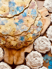 Elegante 3-stöckige Etagere mit blauen und naturfarbenen Hortensien, goldenen Details und hochwertigem Resin-Design. Ideal als Geschenkidee.Epoxidharz Etagere Kuchenstaender florale Details mit Hortensien und Gold