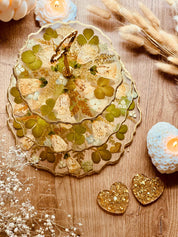 Epoxidharz Etagere mit Fingerhutblüten und Erdbeerblättern – stilvoller Kuchenständer mit botanischem Design und glänzenden Golddetails