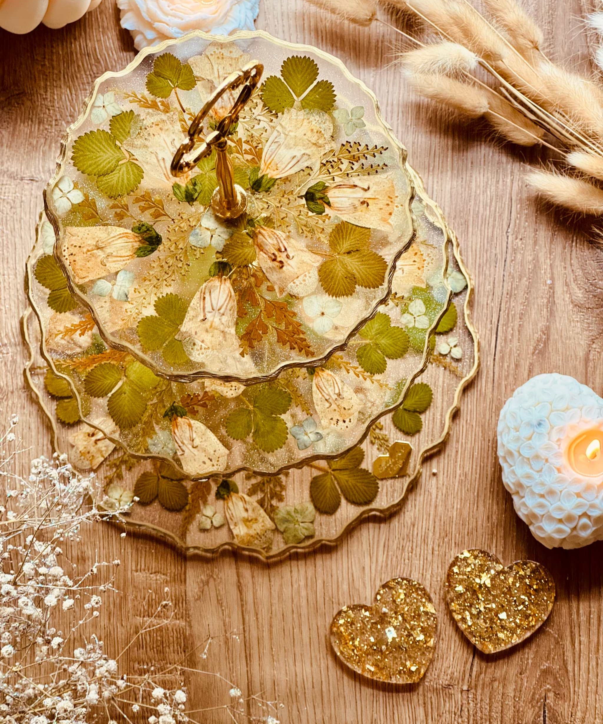 Epoxidharz Etagere mit Fingerhutblüten und Erdbeerblättern – stilvoller Kuchenständer mit botanischem Design und glänzenden Golddetails