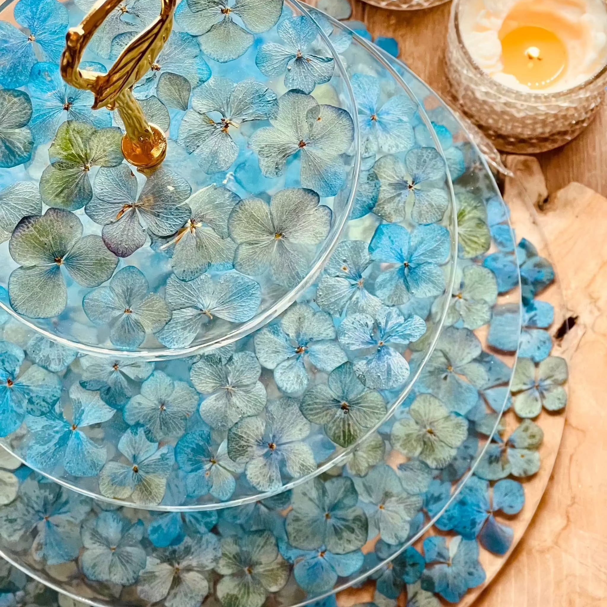 Elegante große 4-stöckige Resin Etagere mit blauen Hortensienblüten, ideal für Hochzeiten, Partys oder als stilvolles Unikat für Ihre Tischdekoration.Epoxidharz Etagere Kuchenstaender florales Design in Blau mit Goldakzent