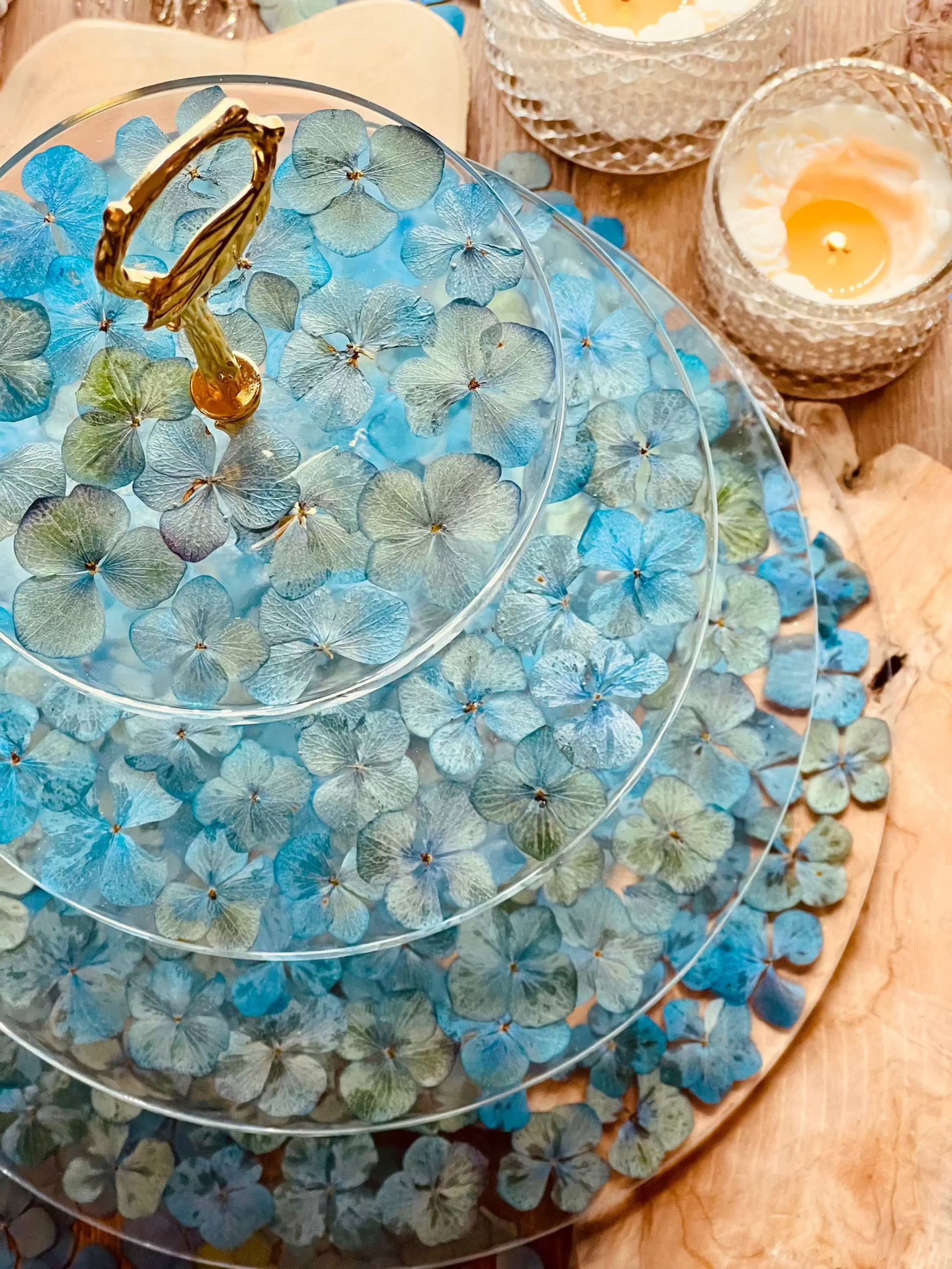 Elegante große 4-stöckige Resin Etagere mit blauen Hortensienblüten, ideal für Hochzeiten, Partys oder als stilvolles Unikat für Ihre Tischdekoration.Epoxidharz Etagere Kuchenstaender florales Design in Blau mit Goldakzent
