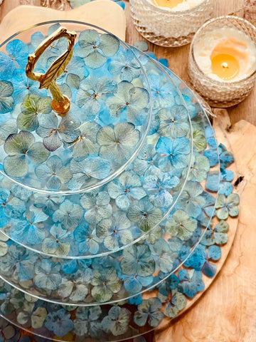 Elegante große 4-stöckige Resin Etagere mit blauen Hortensienblüten, ideal für Hochzeiten, Partys oder als stilvolles Unikat für Ihre Tischdekoration.Epoxidharz Etagere Kuchenstaender florales Design in Blau mit Goldakzent