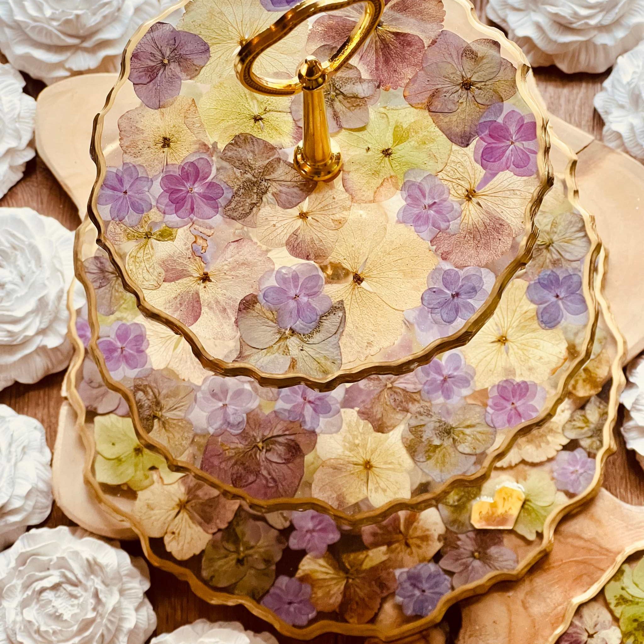 Unikat Resin Etagere mit einzigartigem Design: naturfarbene und violette Hortensien kombiniert mit goldenen Akzenten.Epoxidharz Etagere Kuchenstaender getrocknete Hortensien in Naturtoenen