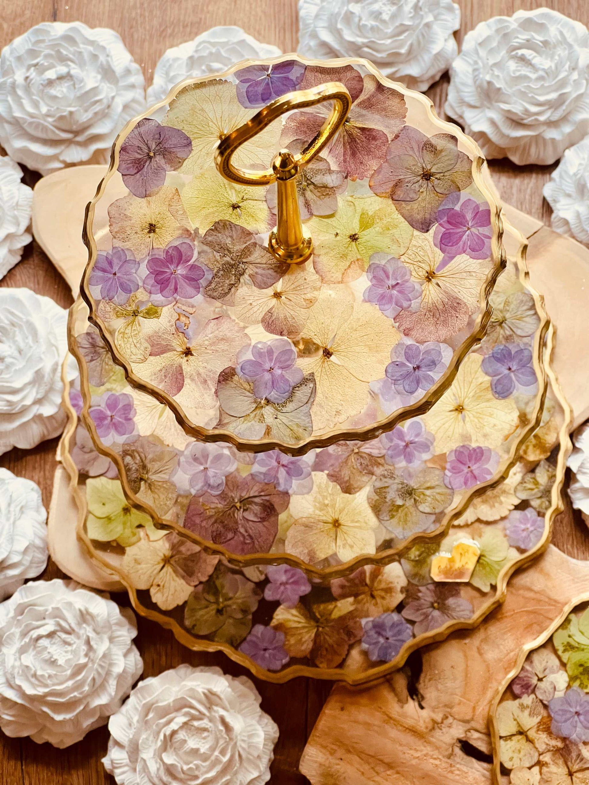 Unikat Resin Etagere mit einzigartigem Design: naturfarbene und violette Hortensien kombiniert mit goldenen Akzenten.Epoxidharz Etagere Kuchenstaender getrocknete Hortensien in Naturtoenen